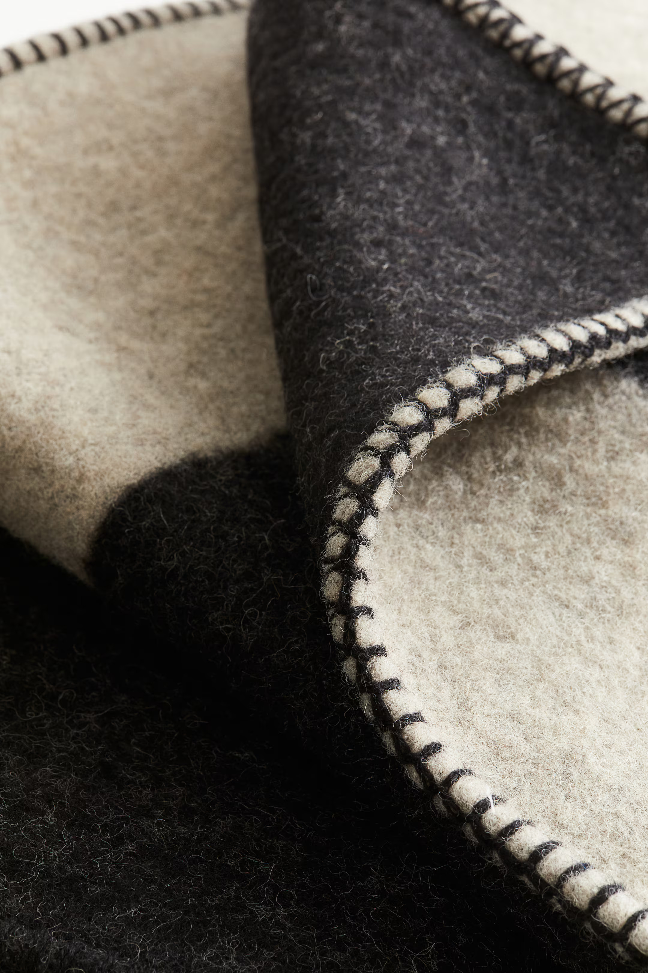 Wool-blend blanket | H&M (UK, MY, IN, SG, PH, TW, HK)