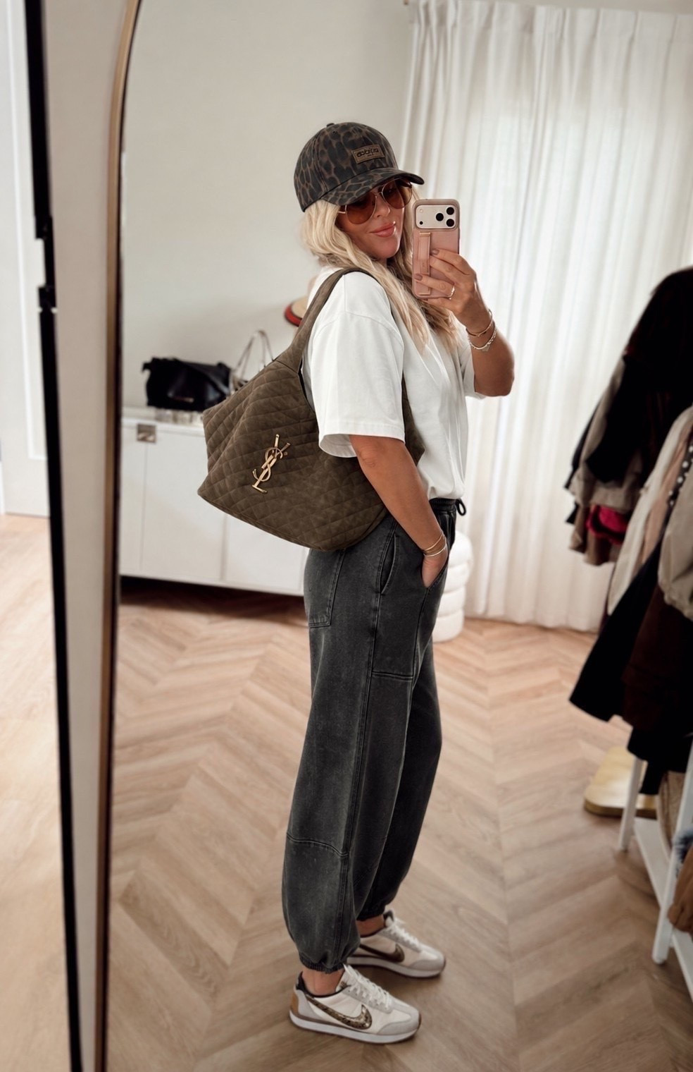 🍂🧡Comfy + a basic tee with all the good accessories to make it feel put together. And can we talk about the leopard Adidas hat + Nike sneakers?! 👀 LOVE! 🏐




fall casual outfit, running errands outfit, casual fall style