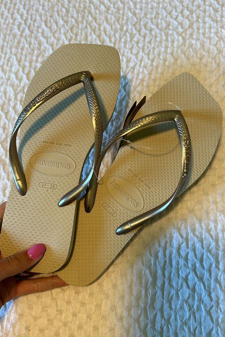 Slim Square Sandal in Sand Grey. Havaianas. @havaianas Rubber upper and sole
Made in Brazil
Slip-on styling
Cushioned footbed with textured rice pattern
Thong design
Square toe

#LTKShoeCrush #LTKFindsUnder50 #LTKSwim