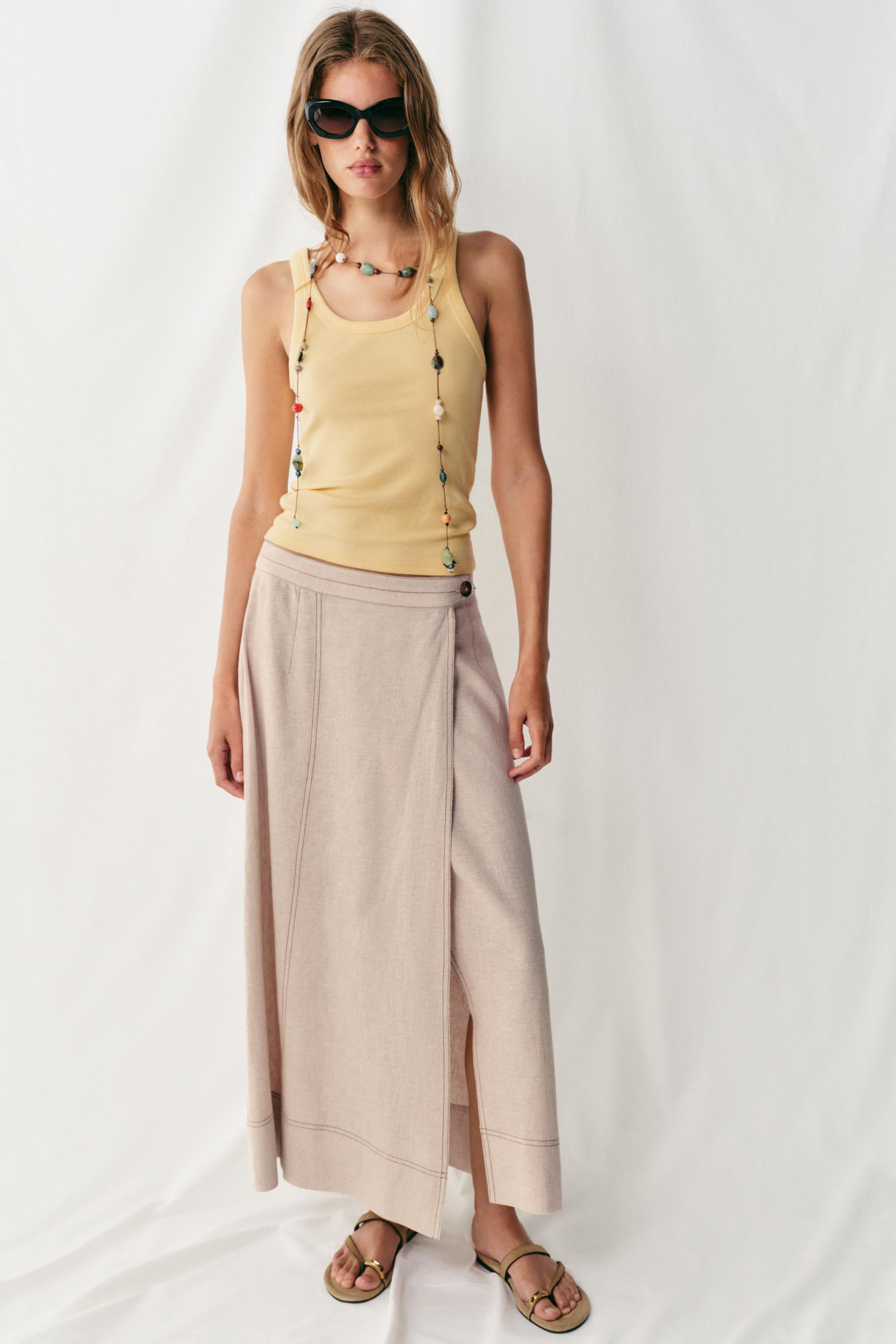 Top made of a cotton blend yarn. Round neck and sleeveless. Straight hem. | Zara US