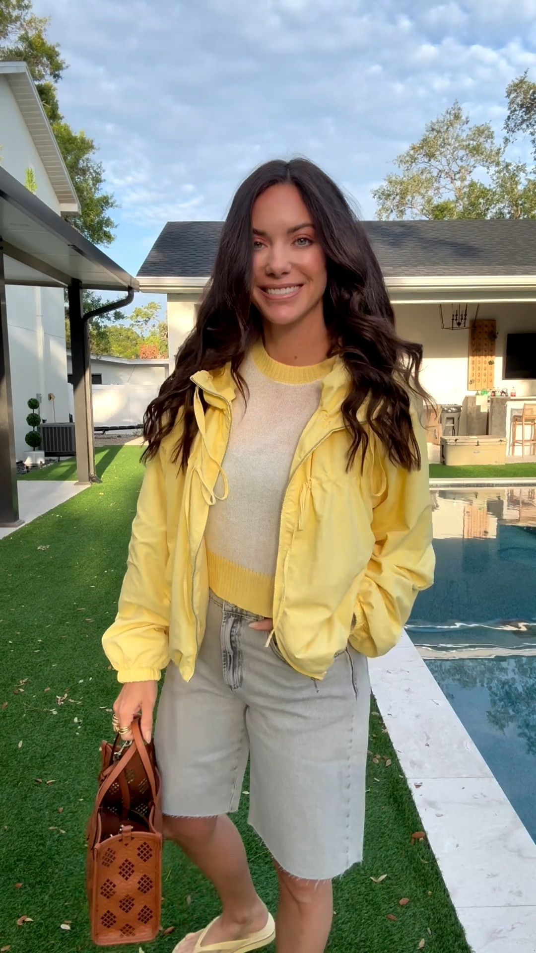 Today’s look 💛 Zara items a are below and similar items are linked in my LTK 
Zara top:2142/137
Zara shorts: 6147/134
Zara Jacket: 4749/721
@Zara @gucci #fashioninspo #zara #gucci #springlooks