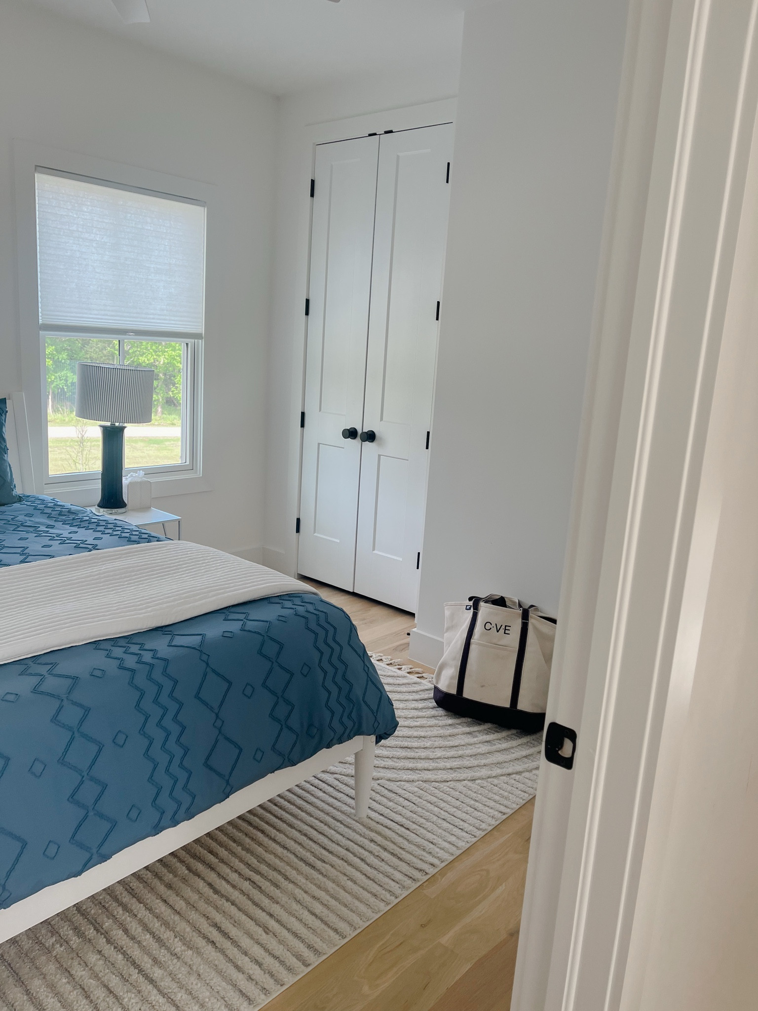 Extra Large with the regular handle & zip top in navy. I did my monogram in the font Typewriter.  💙

#LTKSummerEdit #LTKTravel #LTKItBag