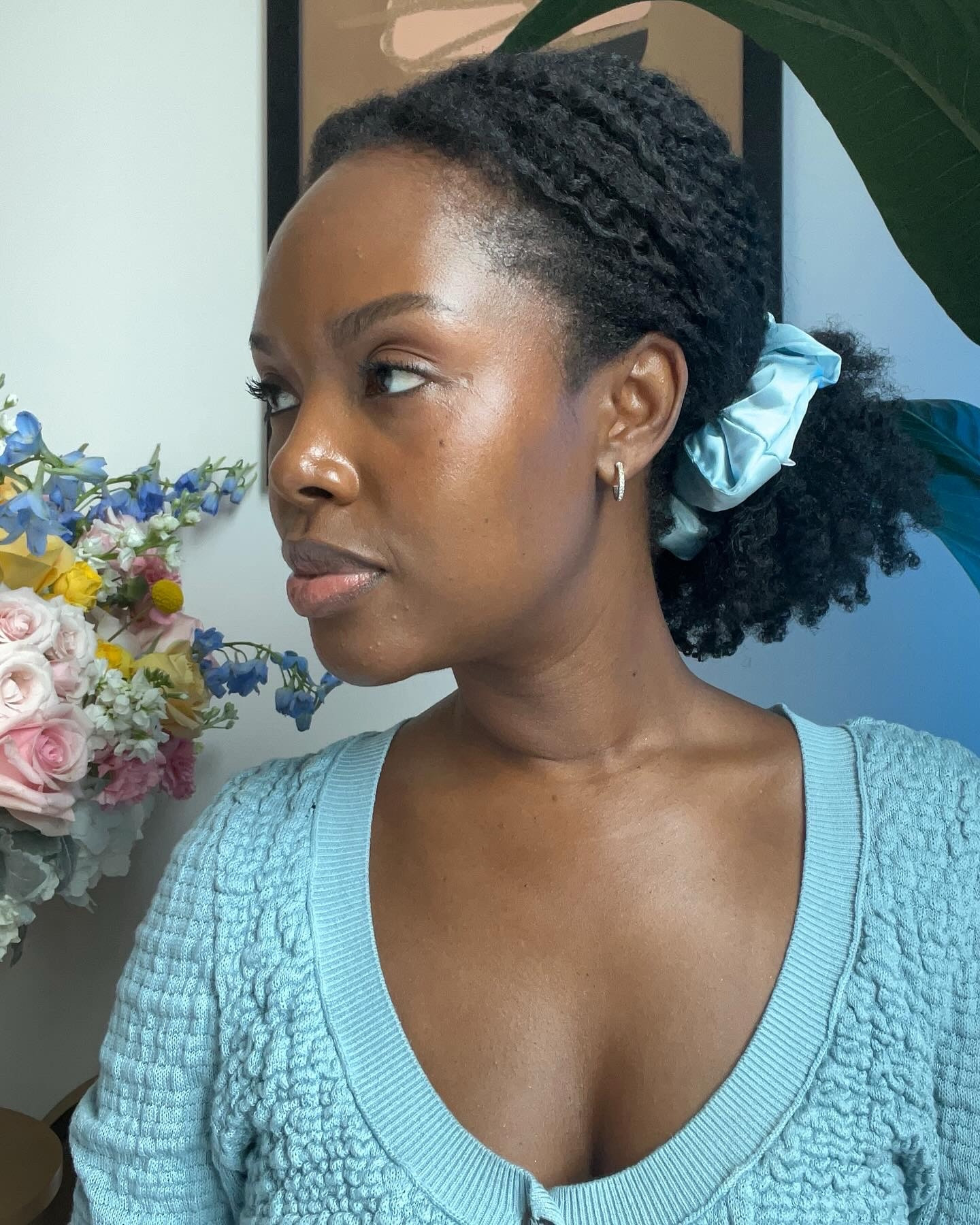 i'm obsessed with super large scrunchies around my #NaturalHair 😍 super easy and it looks really elegant to me 