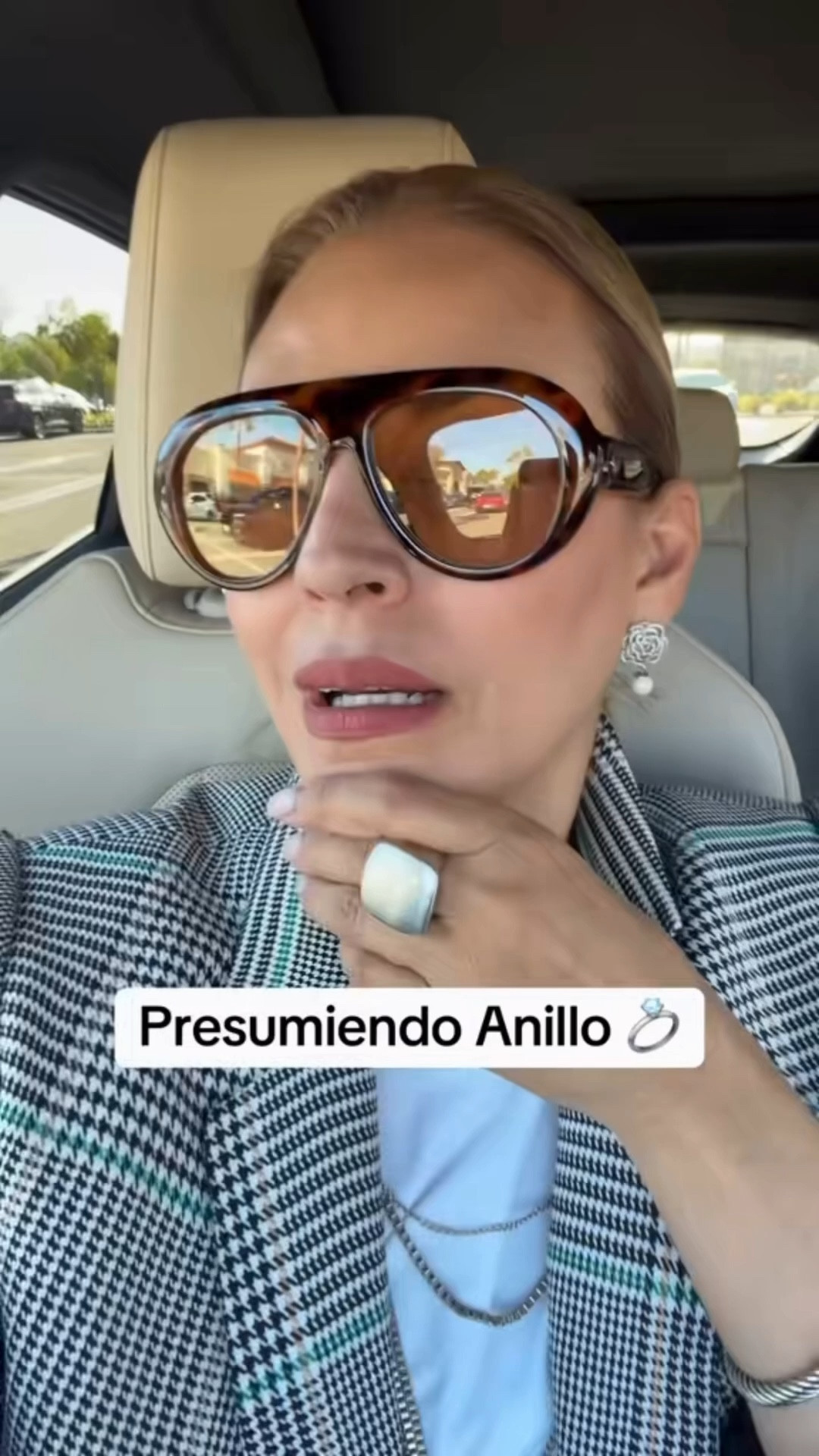 Presumiendo anillo 

#LTKgrwm #LTKOver40