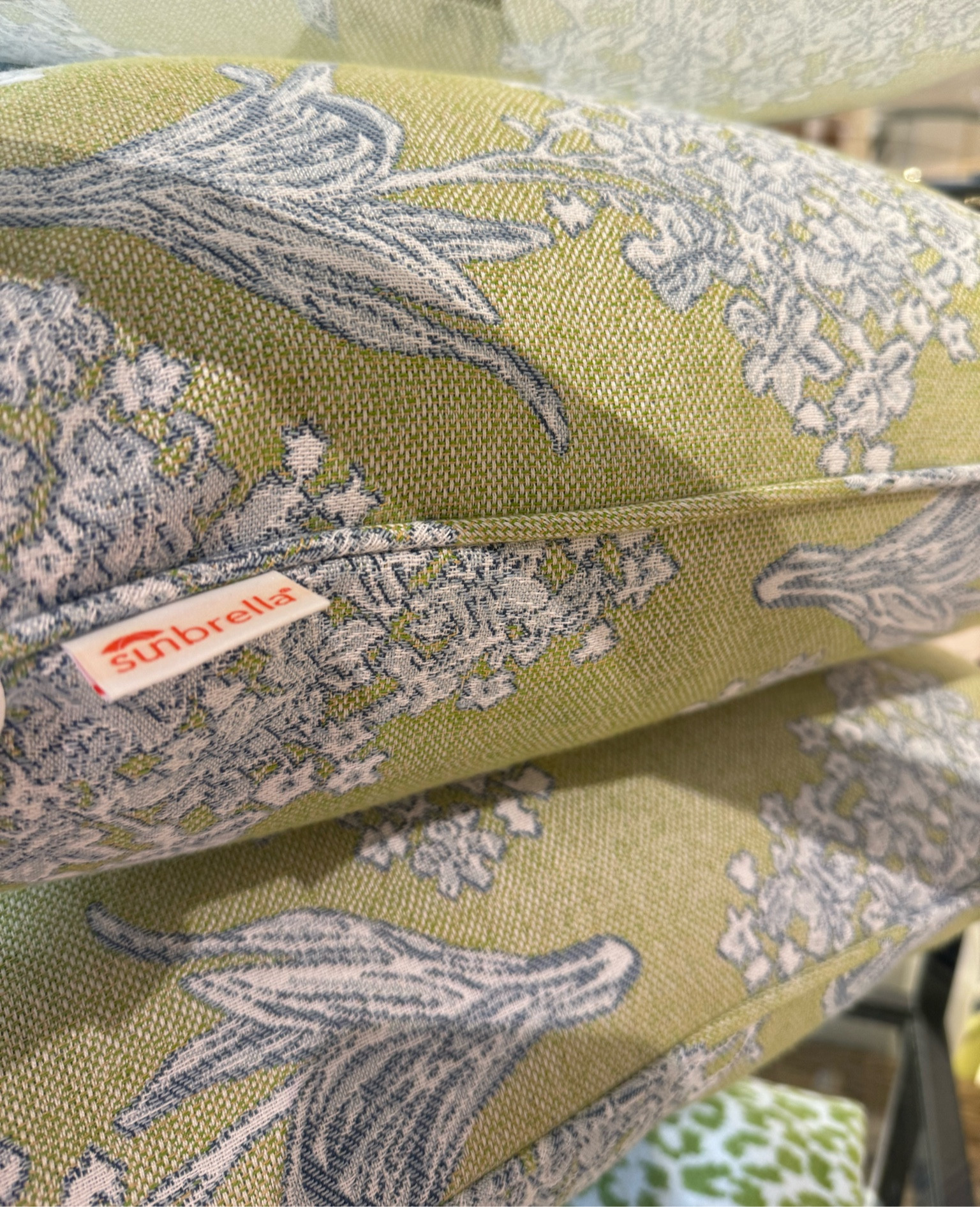 SALE✨ Outdoor Sunbrella pillow

Ballard Designs, Outdoor Decor 



#LTKsalealert