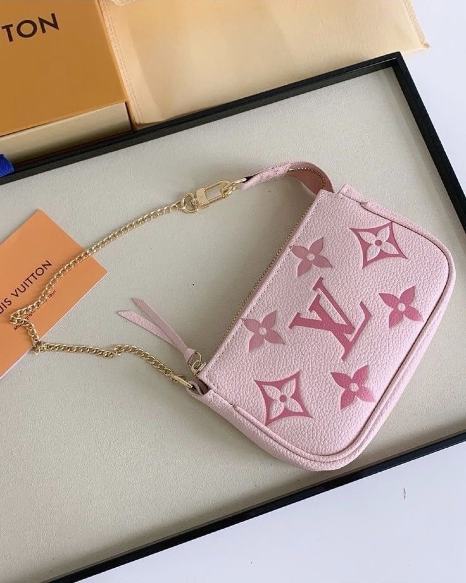 pink lv bag so so cute

dhgte dhgatefinds

#LTKstyletip #LTKSeasonal #LTKFind