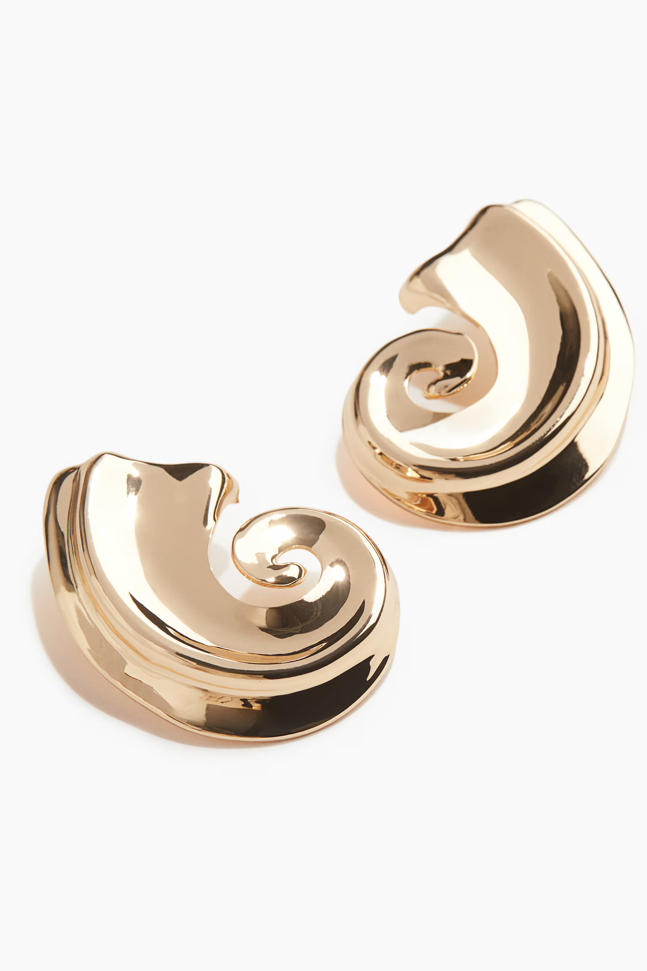 Seashell-shaped earrings | H&M (UK, MY, IN, SG, PH, TW, HK)