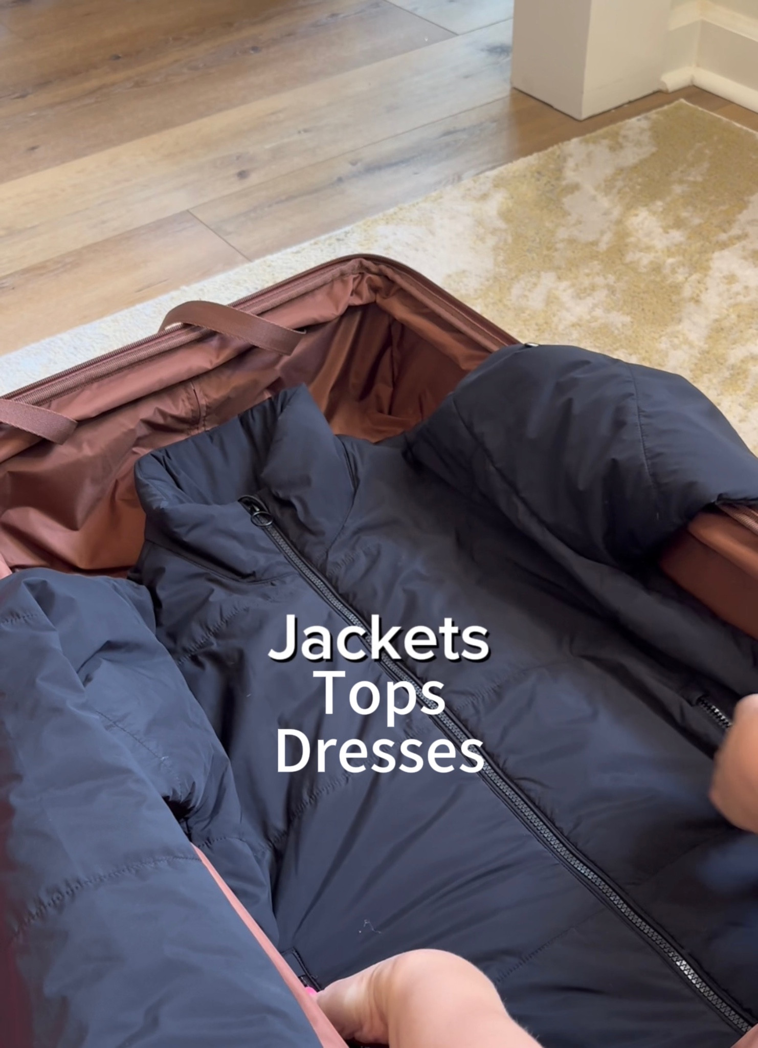 Swimsuit
Jackets
Tops
Dresseds