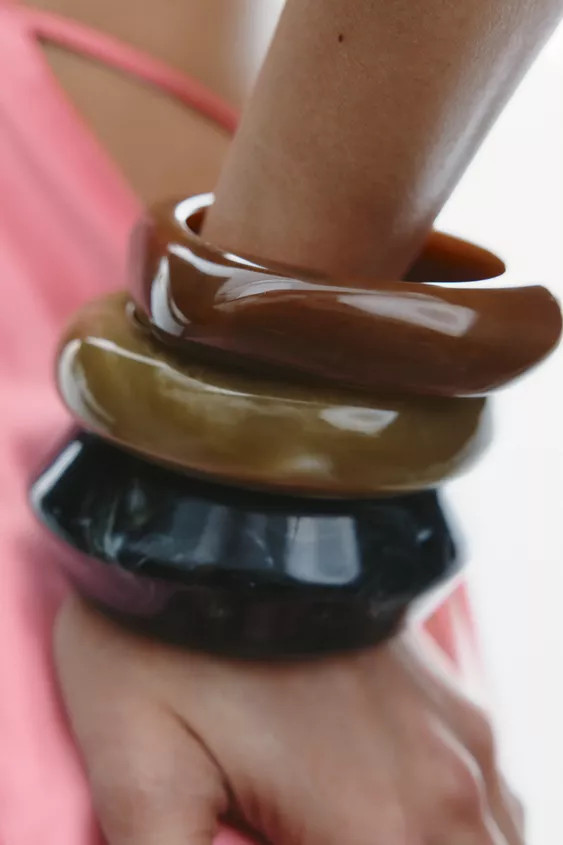Pack of three rigid resin bracelets in different shapes and sizes. | Zara US