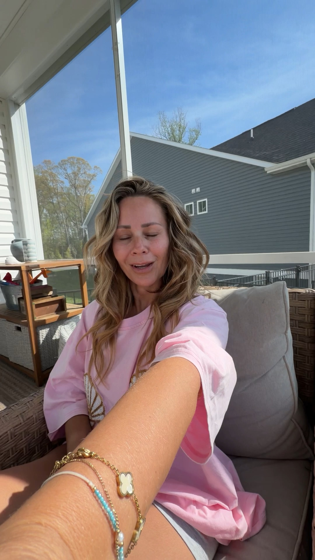 You know that moment when you’re already OUT…
and suddenly your leg is like “hey bestie… you forgot something” 😅

Could be your ankle.
Could be your knee.
Could be… not your ankle or knee 👀

I started keeping this in my bag and I swear it’s saved me more times than I’d like to admit 😂

No water, no razor, no planning… just fix it and move on with your life 🙌

Tell me I’m not the only one who’s had a missed spot panic before leaving the house 😭👇