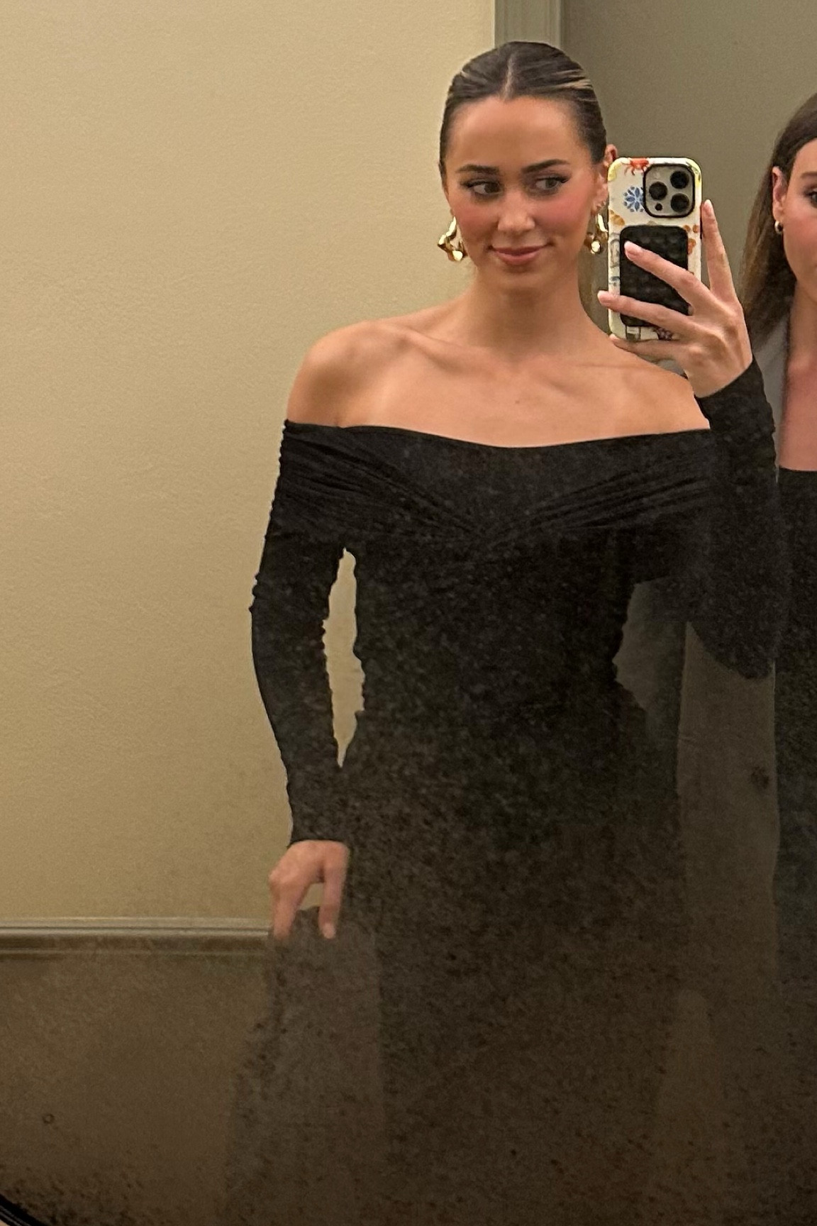 Super flattering stretch Jersey dress! Also very comfy. I got a size 4 even though I’m usually a 2 (out of stock) and it still fits super well, very stretchy! I have a feeling you could be off a size in either direction and still fit! But might run slightly small 