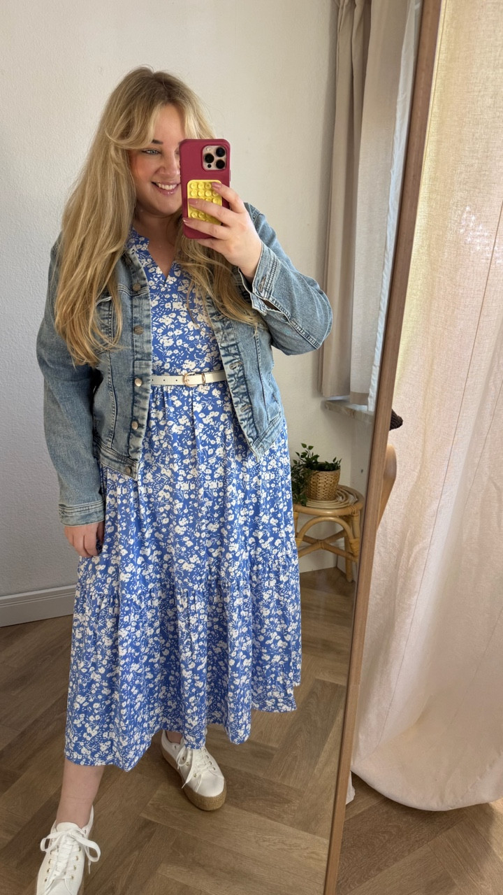 Outfit of the day 💙

Trage 3XL / sonst eine Gr 48/50 - sehr stretchig das Kleid 

#amazon #kleider #blumenkleid #blumen #maxikleid 

#plussizefashion#LTKPlusSize #LTKootd

#LTKspring #LTKplussize #LTKkleider