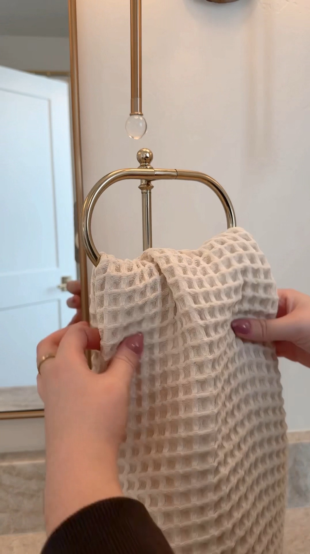 I swapped my towel ring for a stand up towel holder and i’m never going back 🙌🏻 it’s easier, looks cleaner, and honestly just feels more high-end. Sometimes the smallest swaps makes the biggest difference in a space. 

#bathroomdesign #homedecor #interiordesign #cozyhome #bathroomdecor 

#LTKHome