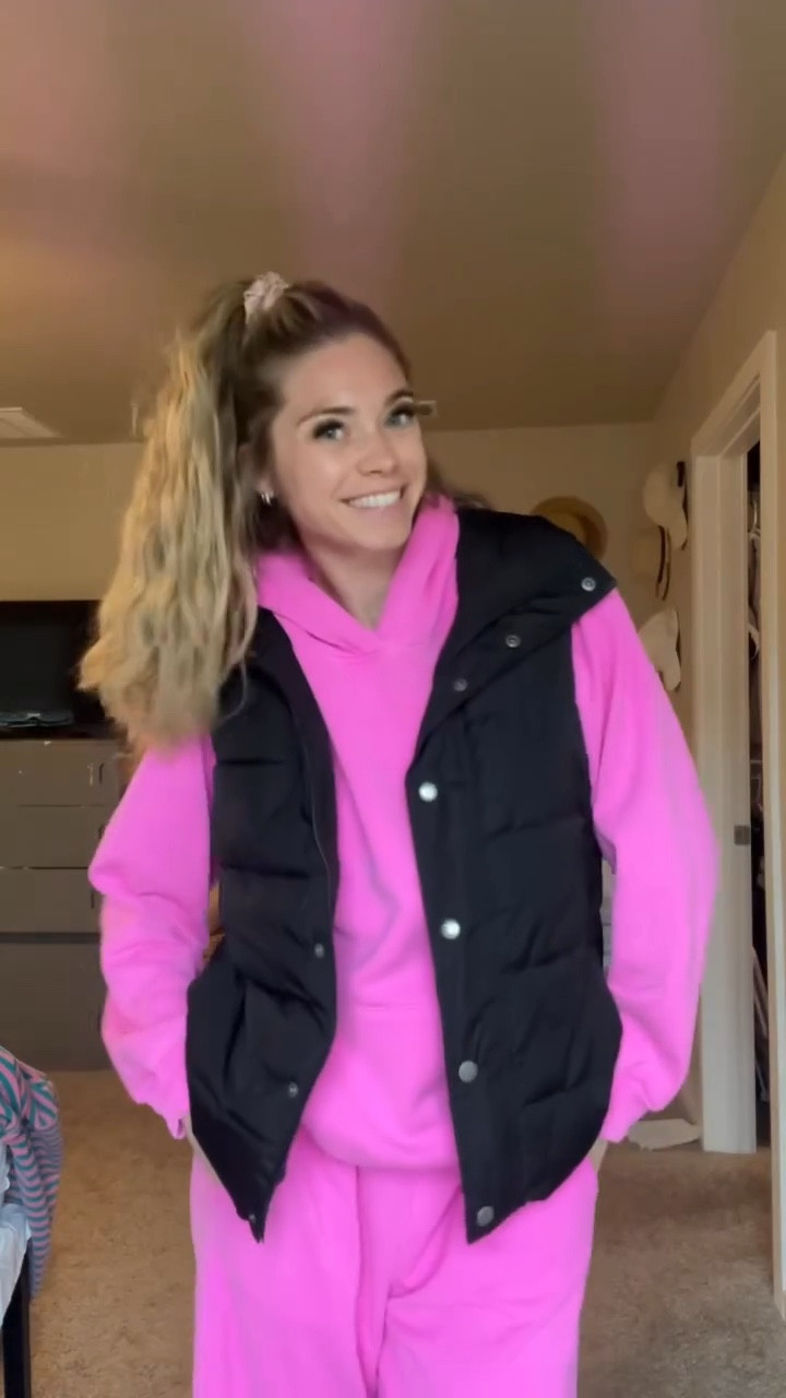 Just a girl who loves pink, sweatsuits, and pearl crocs 😍

Sweatsuit: @gap 
Vest: @oldnavy 
Shoes: @crocs