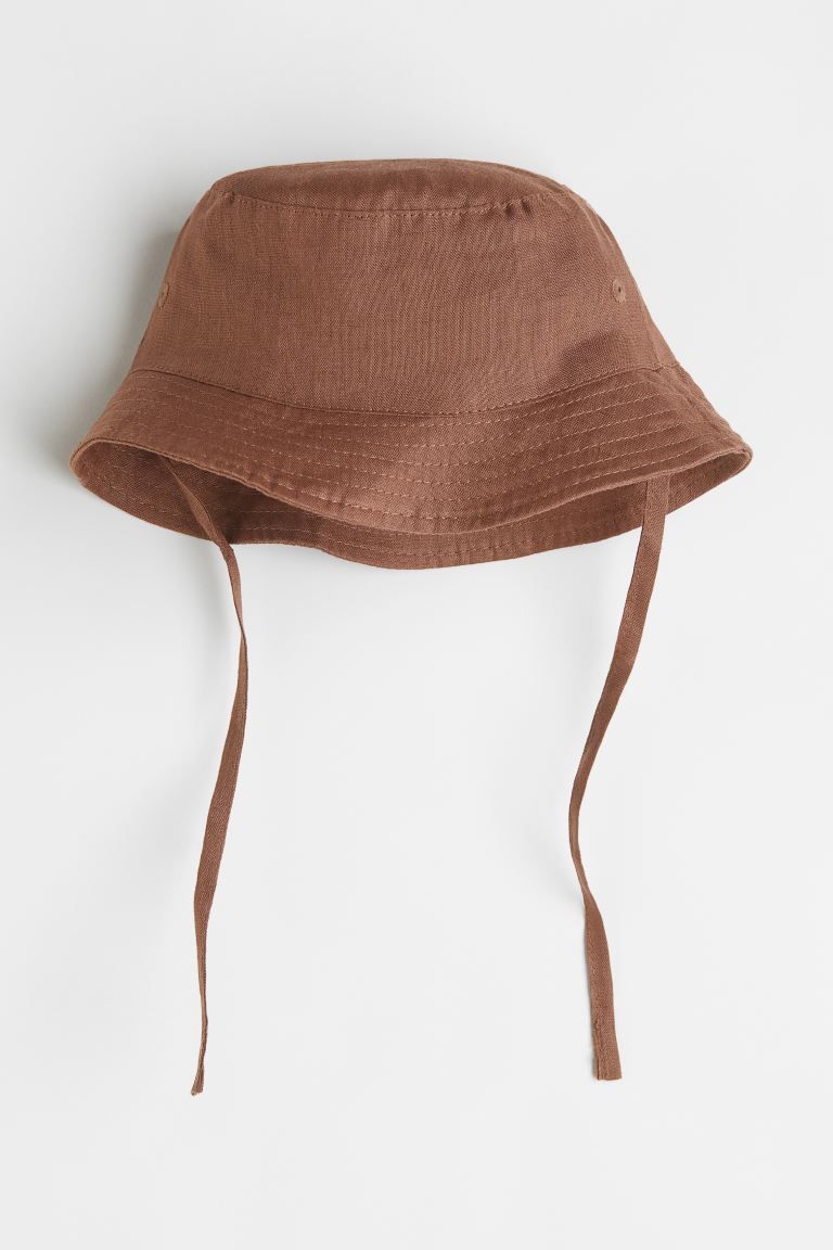 Baby Exclusive. Sun hat in soft, woven fabric with ties under chin. Lined in woven cotton fabric. | H&M (US + CA)