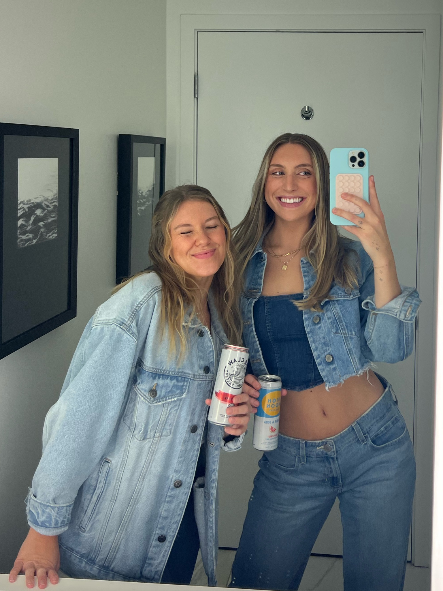 Perfect low rise jeans! 👖

jacket: size medium
jeans: size 2
top: size small