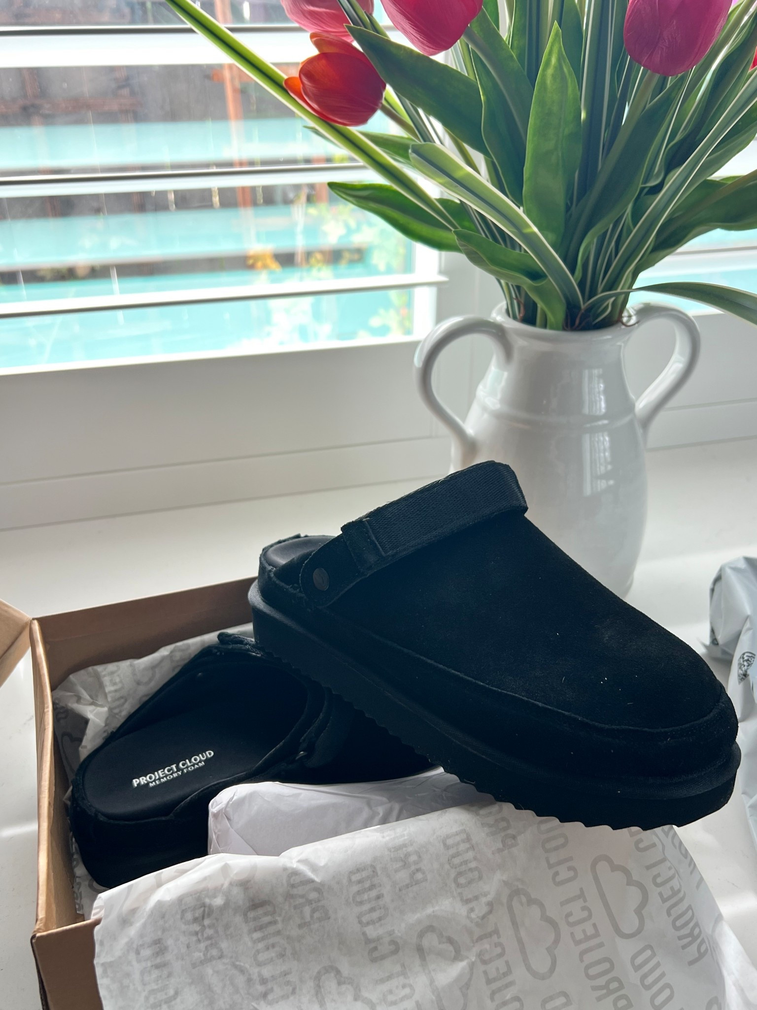 So similar to the UGG clogs. the memory foam insoles are so good

#LTKFindsUnder100 #LTKOver40