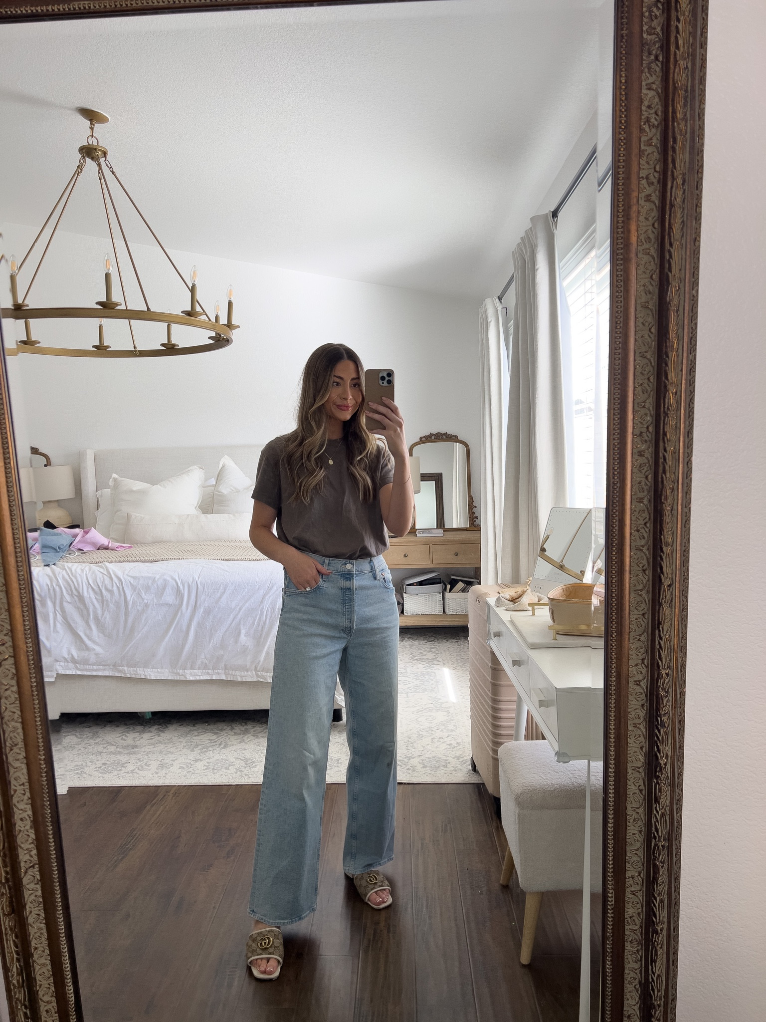 small in top & jeans 🫶🏽 