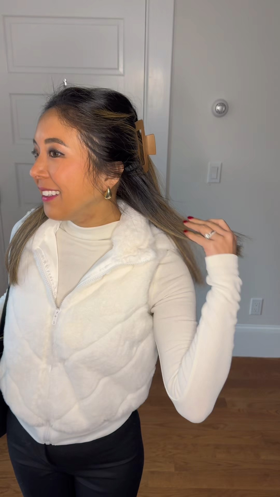 Feeling like a snow bunny in this soft fluffy white vest! 🐰☁️ Comment SHOP for the link!

I always get cold in the winter 🥶❄️ so love a vest as an extra layer of warmth that’s not bulky 🥰. This one is so super cute! Easy to zip, soft and warm! Under $40 🙌🏻#LTKCyberWeek

#LTKFindsUnder50 #LTKootd