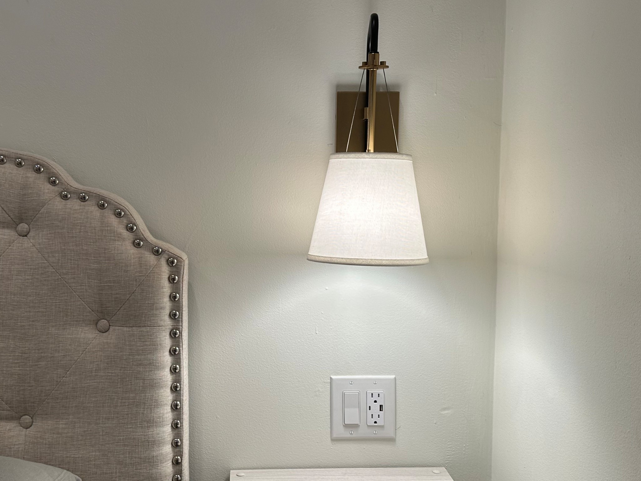 3 bedside must-haves: sconce light, switch, outlet 
#bedroom #home 

#LTKHome