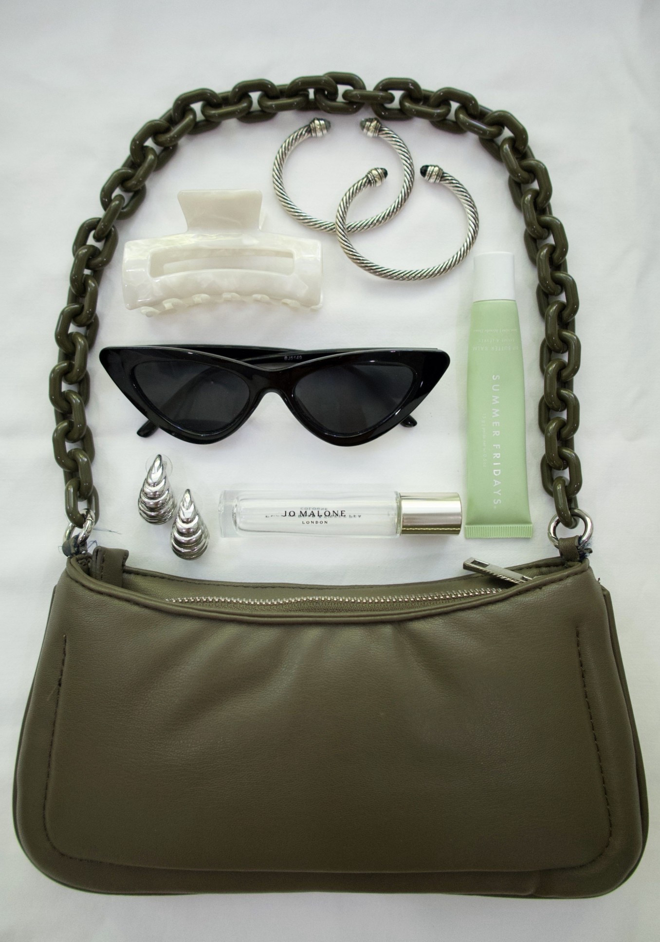 What’s in my bag 🤍✨

Bag is sold out but linked similar options  

Everyday essentials, everyday accessories, beauty favorites