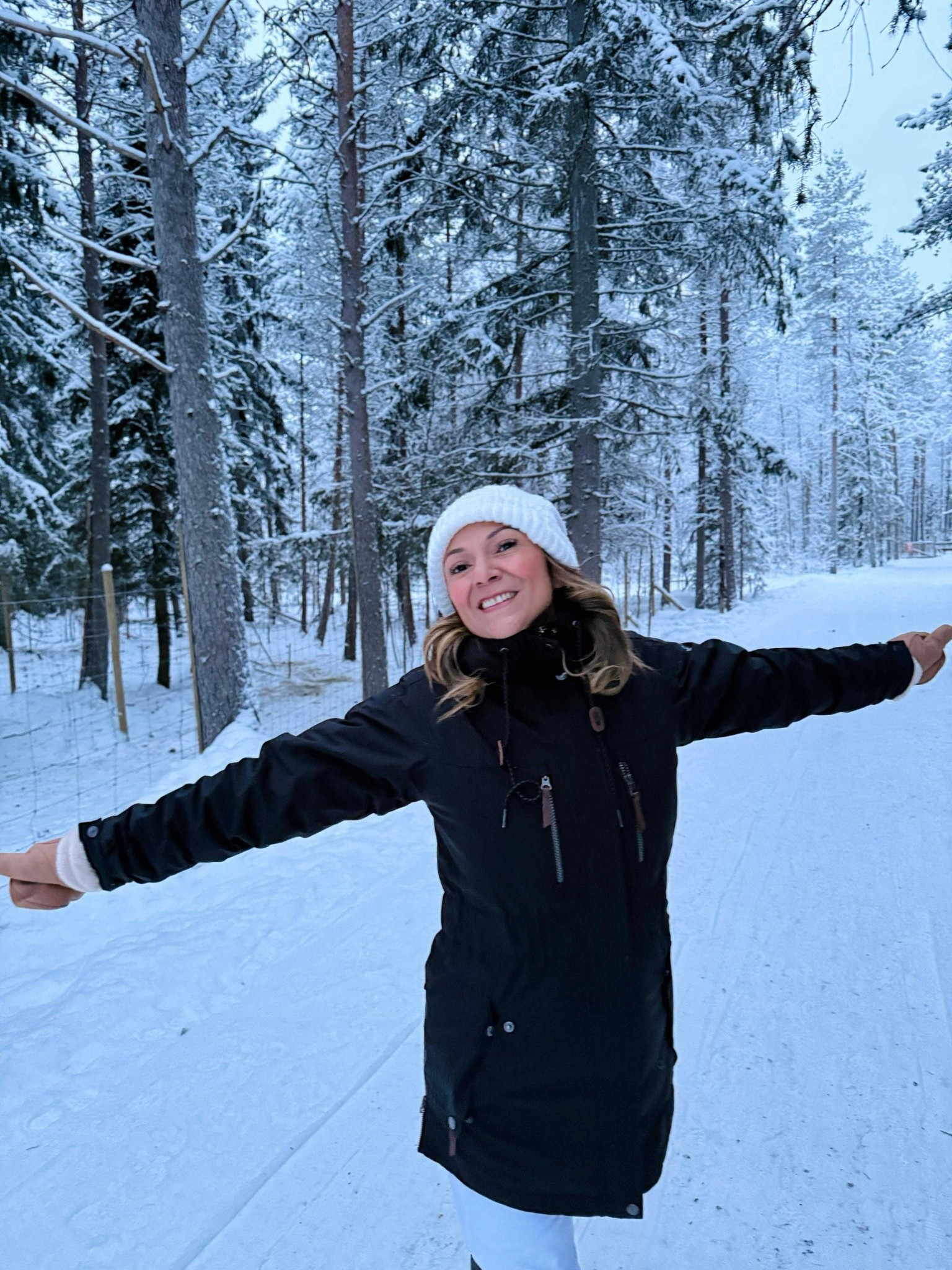 On my recent trip to Finland, my Columbia Payton Pass IC Jacket was EVERYTHING. 🩵

I’m 100% a Columbia fan, especially when it comes to their winter jackets but I was a little unsure if it could handle arctic conditions. 🥶 But IT DID. The Omni-Tech Plus waterproofing is ABSOLUTELY AMAZING. It kept me warm, is a good length and spacious enough for layers. 🧥 I’d 100% recommend it and was very happy that it worked even in such a cold setting even playing on the snow with my 4 year old! ☃️

