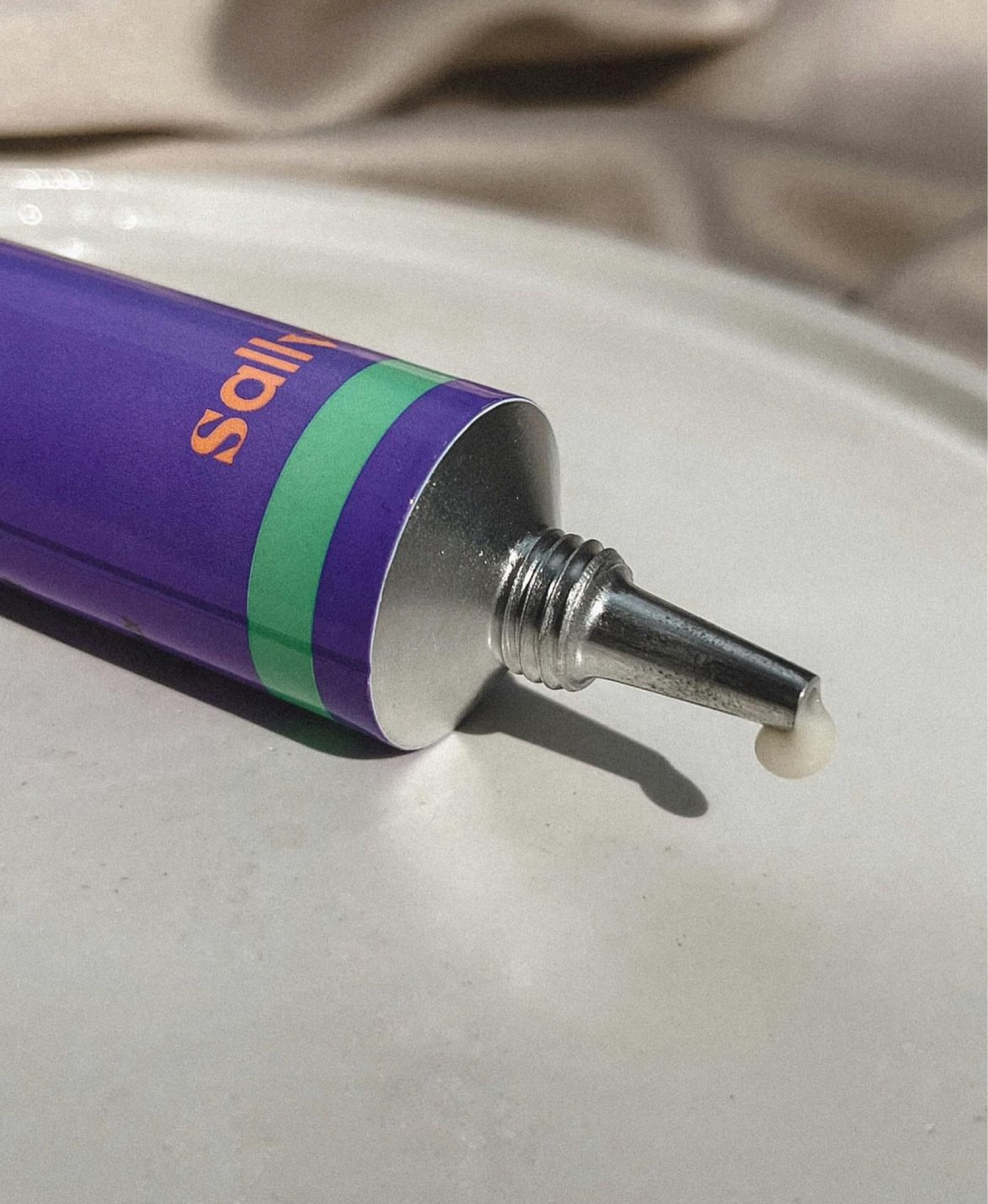 O Sérum Antissinais tem retinol 0,3%, além de niacinamida e ácido hialurônico. Ele promete uniformizar o tom e a textura da pele, minimizar rugas e linhas finas, e melhorar a aparência geral da pele.
Para minha surpresa, ele entrega tudo isso.
Minha pele amou esse produto, a textura ficou suuuper fininha e viçosa, impecável mesmo.
Senti que ele dá uma ajuda no clareamento de manchinhas, já que ele acelera a renovação celular da pele.
Como ele melhora a textura geral da pele, acaba dando uma suavizada, embora sútil, nas linhas finas.
O que me fez amá-lo mesmo foi a pele lisinha que ele deixa! Curti muito.

#LTKbrasil #LTKbeauty