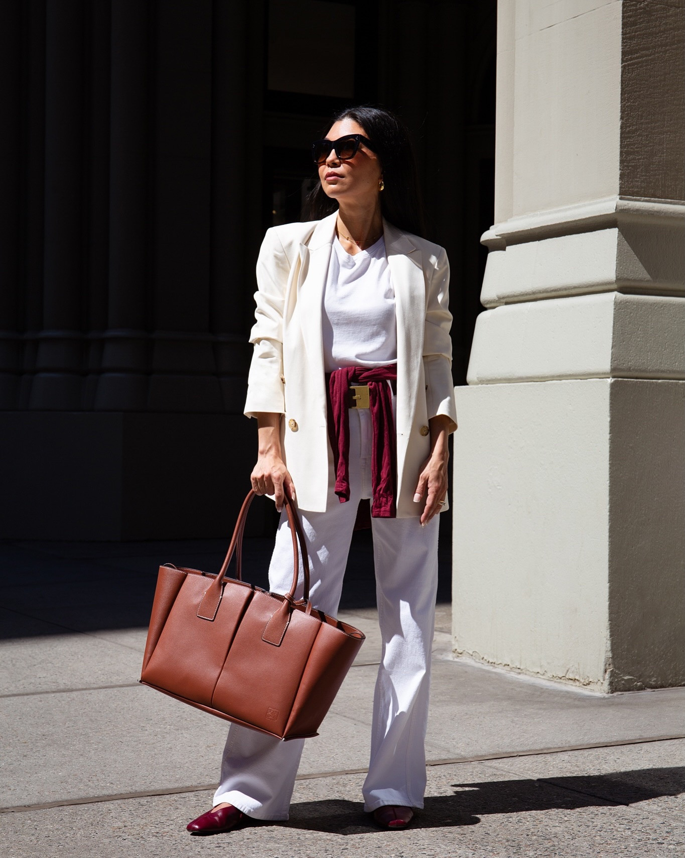 There’s something about spring in the city 🌆🤍that calls for sharp blazers, oversized totes, and a palette of cognac, cream, and merlot. 🥃🍨🍷

Blazer @jcrew Top @everlane Jeans @buffalojeans Tote 👜 @letanneur Shoes @margauxny Belt @lineapelle 
#whiteoutfit #casualchicstyle #totebag #springstyle #styleover40
