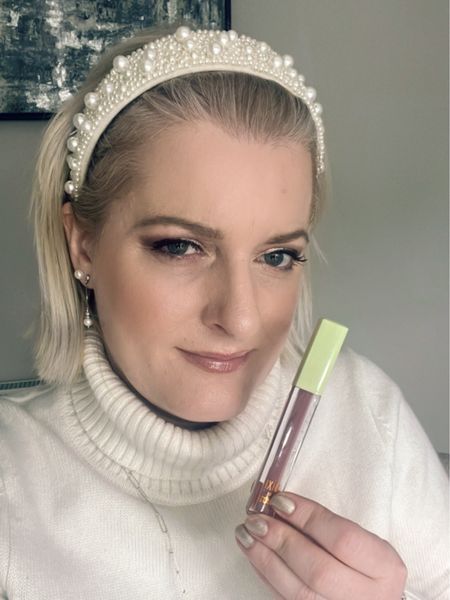 Day 5 of the M&S beauty Christmas advent calendar I got Pixi by Petra liplift max lip gloss. It smells slightly peppermint & it really feels tingly on your lips as it plumps them up. The shade is sheer rose. 

Over 40, makeup, party season, U.K. blogger, Amazon. 



#LTKeurope #LTKparties #LTKbeauty