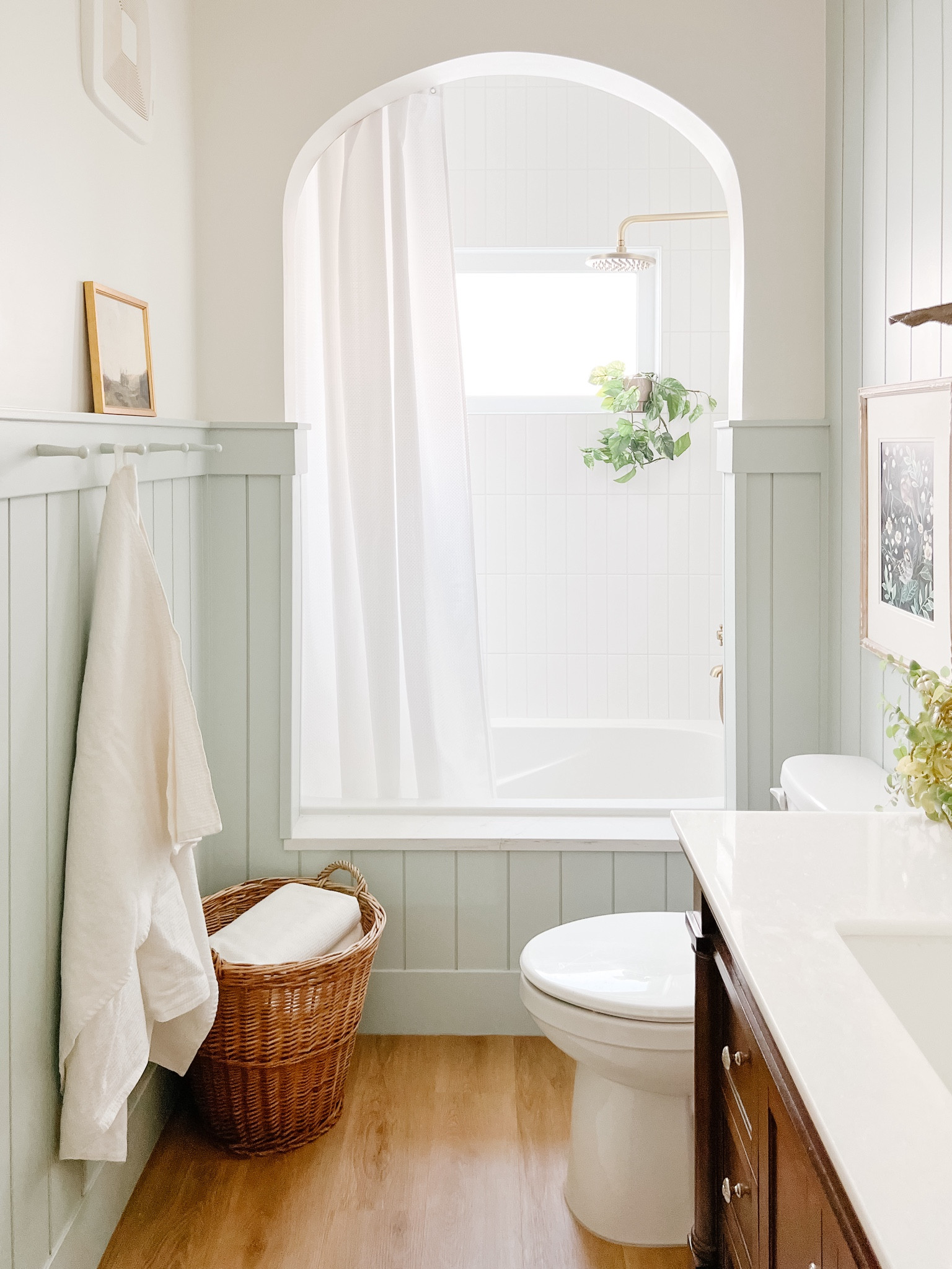 Kids cottage bathroom, arched bathtub, traditional brown vanity 

#LTKhome