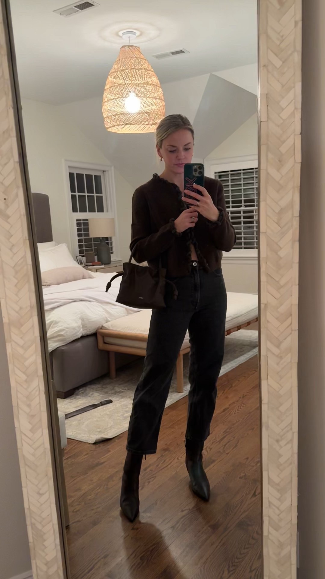 moms night out with some girlfriends aka dinner and drinks!
👄 nude nectar oil + sportif liner 
-medium cardigan 
-small bralette 
-26R jeans, tts, I’m 5’5
-ankle boots tts 
