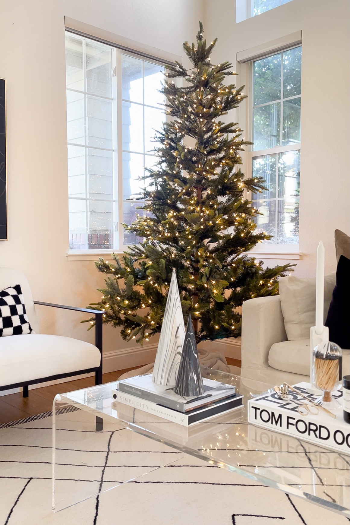 She’s here and she’s beautiful! Such a great find on Amazon! It has great reviews and doesn’t shed as much as u thought it would! #neutralhome #amazonchristmas #christmastree

#LTKHoliday #LTKhome #LTKSeasonal