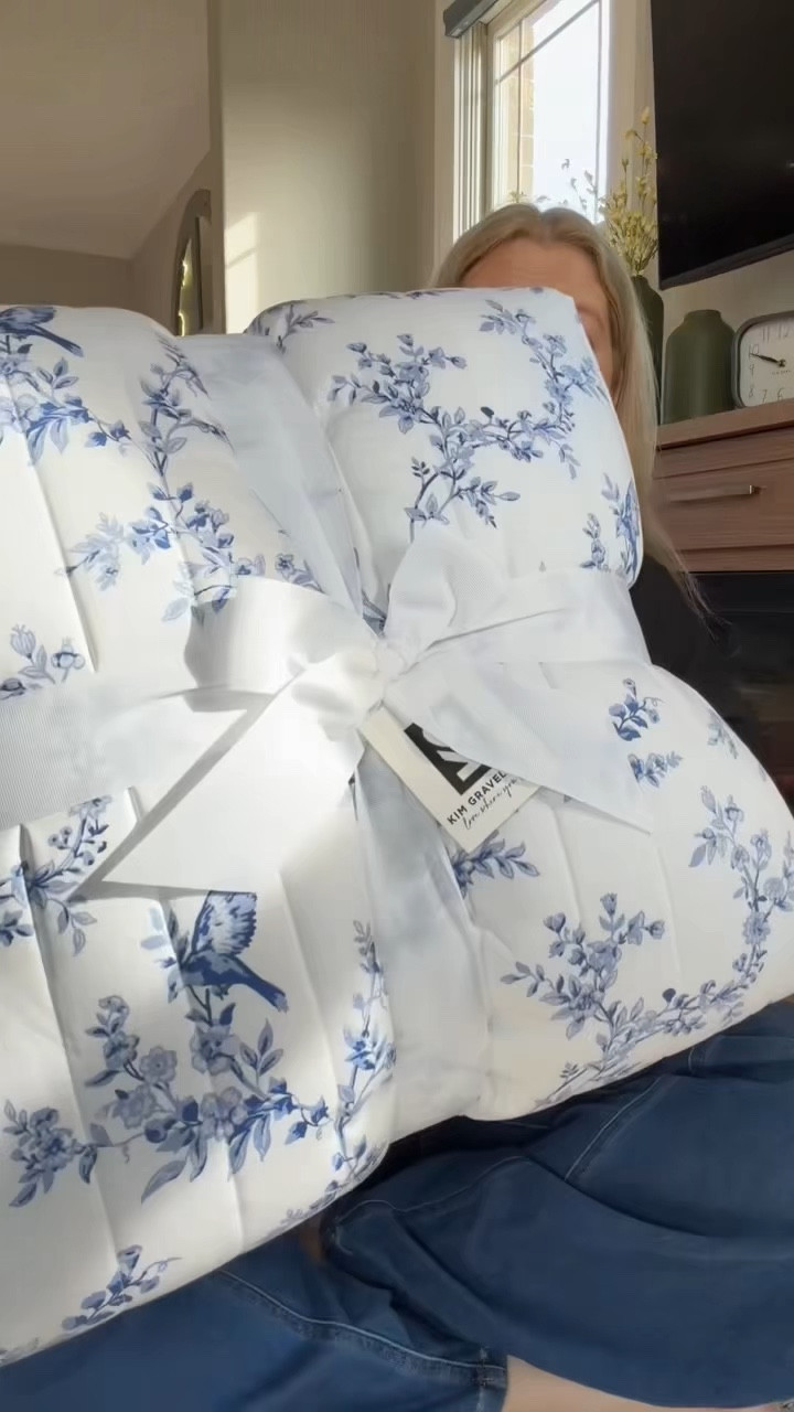 The most beautiful print! A king size quilt and 2 shams!
#quilt #bedding #songbird #sham #beddingset