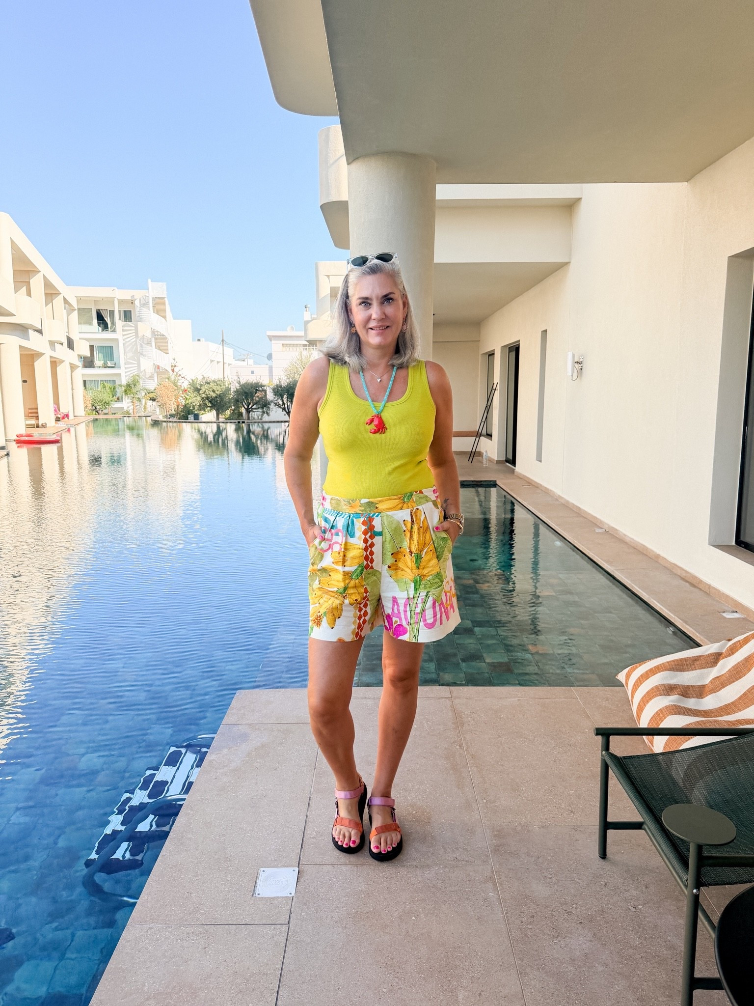 OOTD - Dinsdag. Linnen shorts met print. Daarop een felgroene tanktop (oud, HEMA, M), roze met oranje teva sandalen, krab ketting en oorbellen.