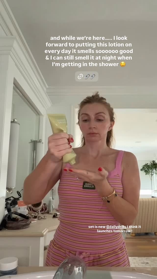 and while we’re here….. I look forward to putting this lotion on every day it smells soooooo good & I can still smell it at night when I’m getting in the shower 🤤 set is new @dailydrills I think it launches tomorrow !  @summerfridays
