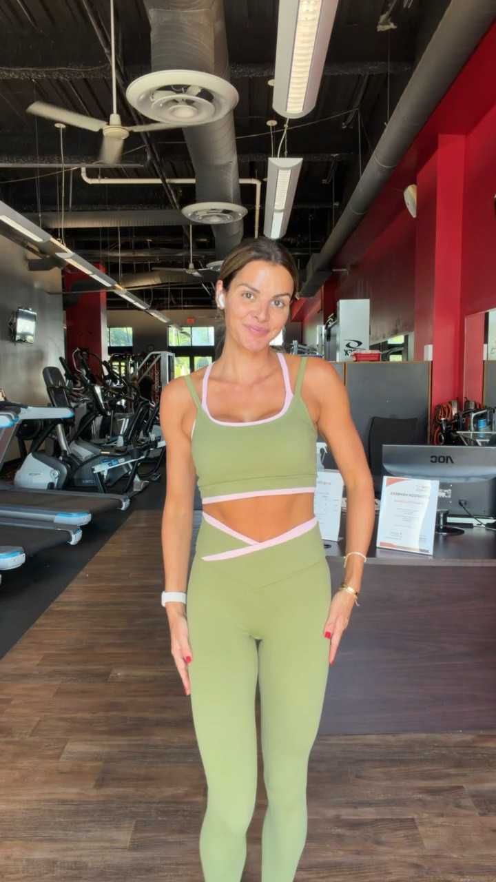 This set that just launched from Salt Project is so pretty!! Loving the double layered activewear look!! 💚

Wearing size small!

#LTKSeasonal #LTKActive #LTKootd