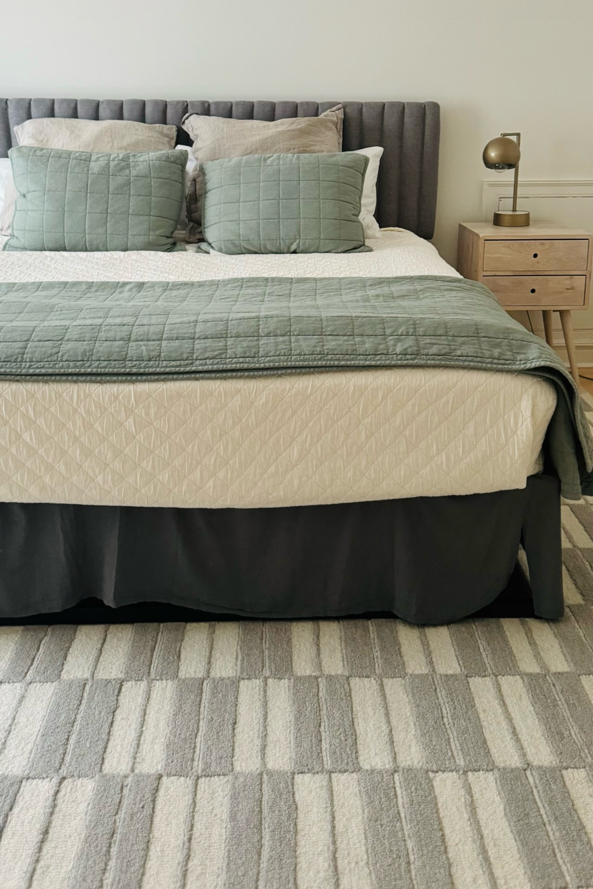 A rug that really brings a room together! #LoloiPrimeDay2024 is here, featuring my BRL-03 Ivory/Grey 8'-6" x 11'-6" Area Rug from the Loloi Chris Loves Julia Bradley Collection for our guest room. @chrislovesjulia #cljxloloi @loloirugs