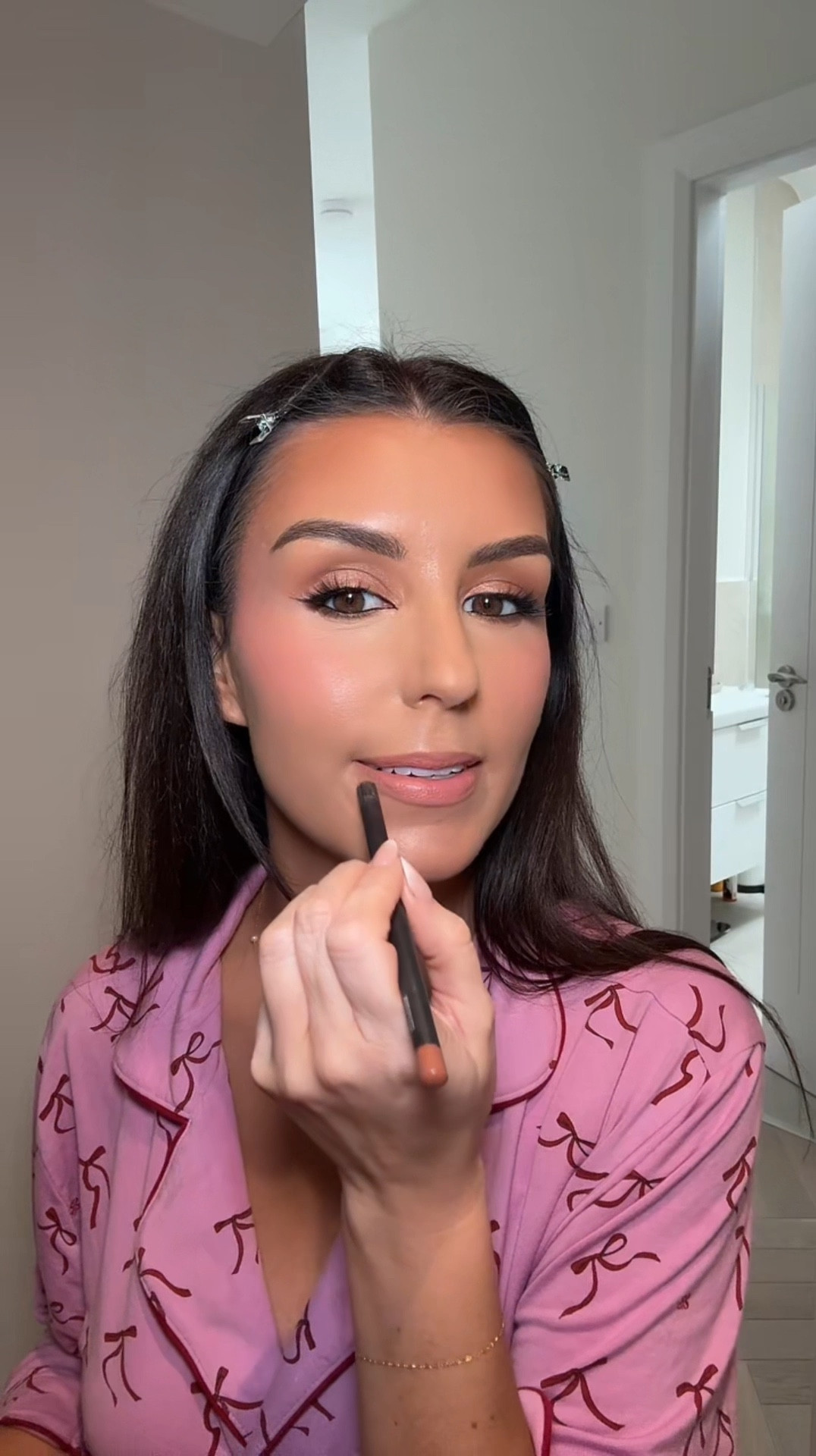 Last nights glam! ✨ 
Not used to darker eyes anymore 🤣 Product list below!
Foundation @armanibeauty luminous silk (my holy grail)
Concealer @sosucosmetics 
Bronzer @armanibeauty luminous silk bronzer
Blush @sosucosmetics cream stick in shade blush rose (Holy grail)
Brows @benefit_ire 
Eyes @toofacedlovestheuk Natural nudes
Liner @catricecosmetics_ie_uk pen
Mascara @lorealukandireland panorama (Holy grail)
Lashes @sosucosmetics envy lashes
Lip @maccosmeticsuki strip down and runway hit
Powder @lauramercier 
Setting spray @urbandecaycosmetics



#LTKbeauty