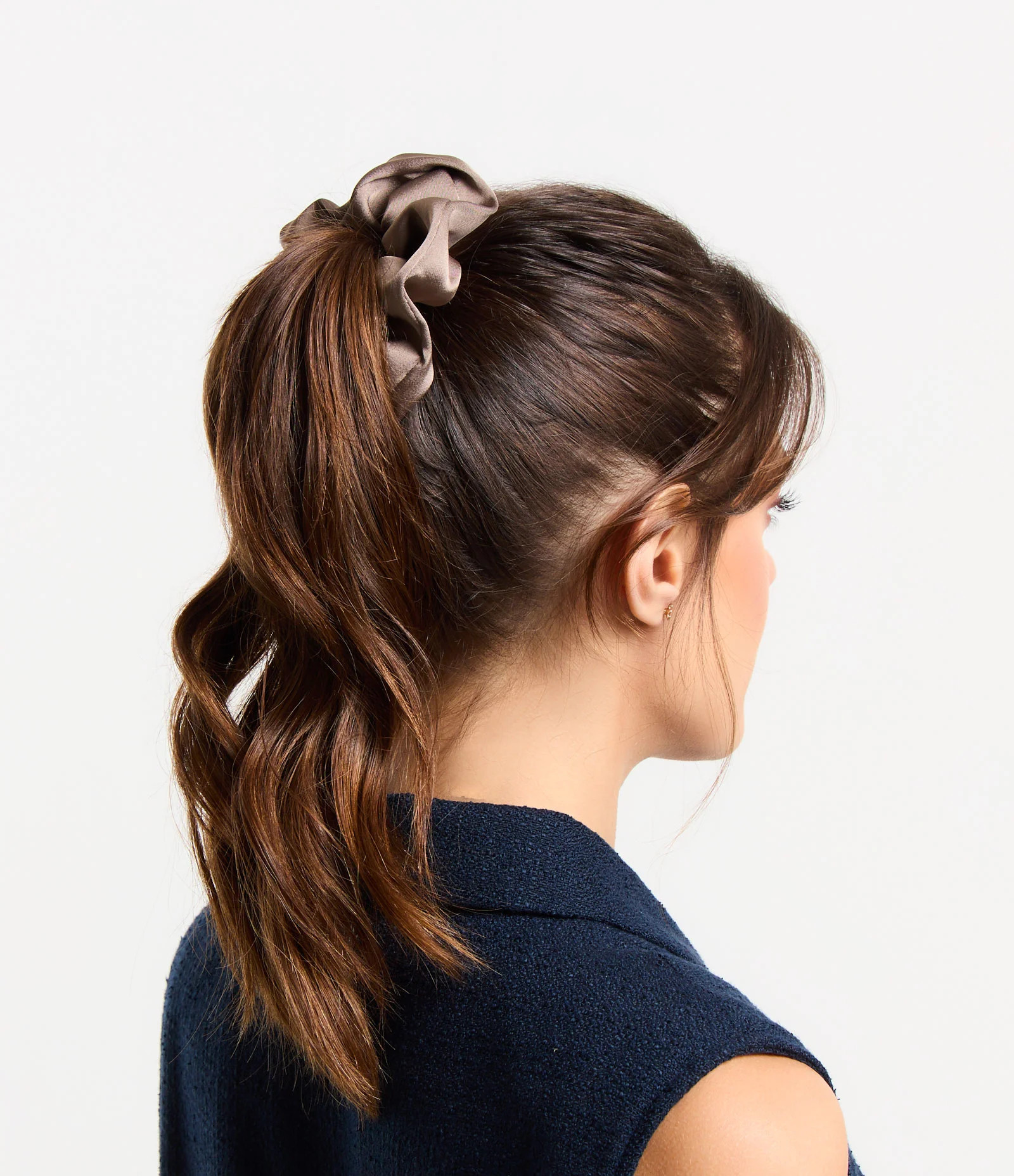 Kit 02 Scrunchies Acetinados Preto/Marrom | Renner (BR)