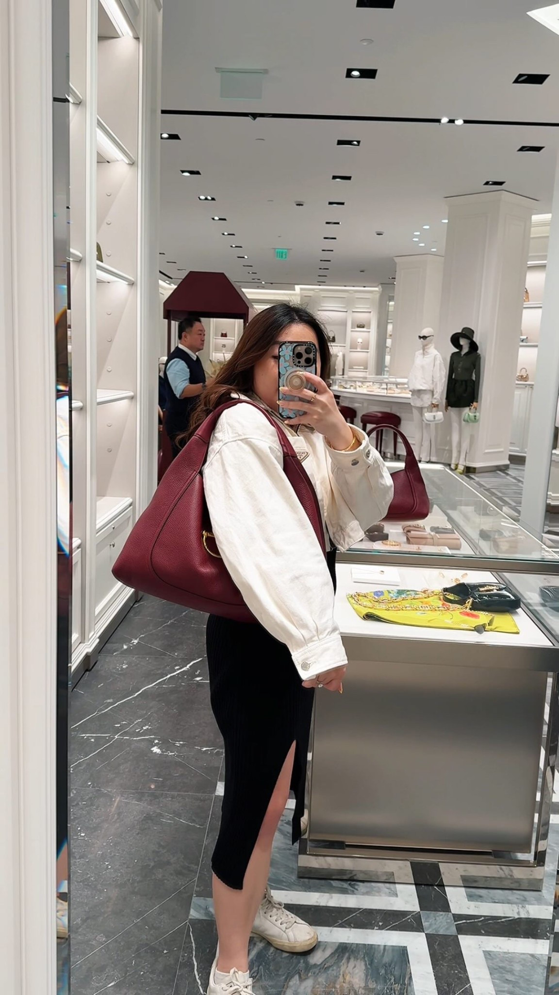 I feel like we need an in between middle size because why is it just large and small😀
.
.
.
#designerhandbags #luxurylifestyle #luxuryfashion #handbagreview #fashiontrends #gucci #southcoastplaza #orangecounty #oc #petitefashion #guccibag