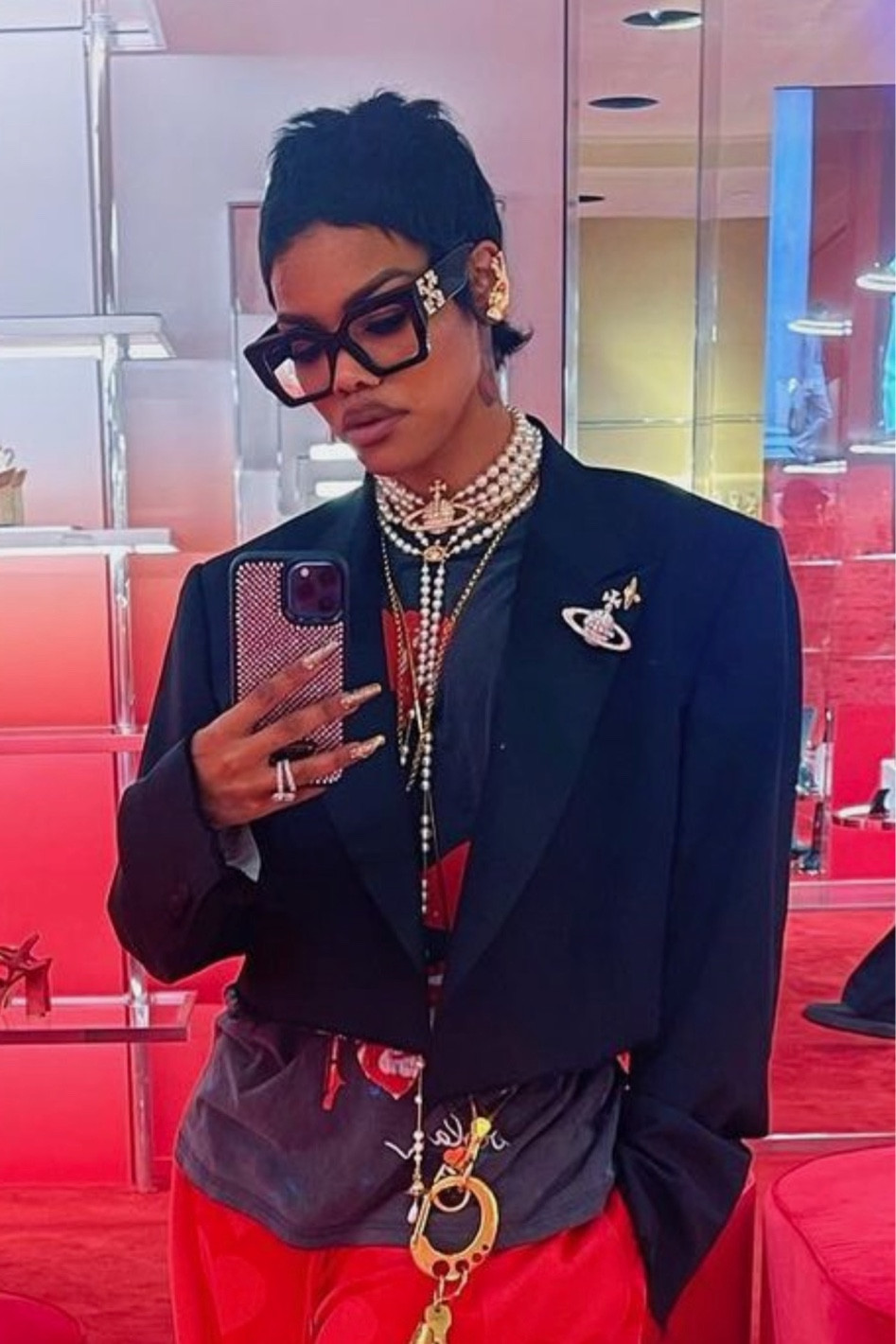 How amazing are these Off White sunglasses?!

#LTKSeasonal #LTKFind #LTKstyletip