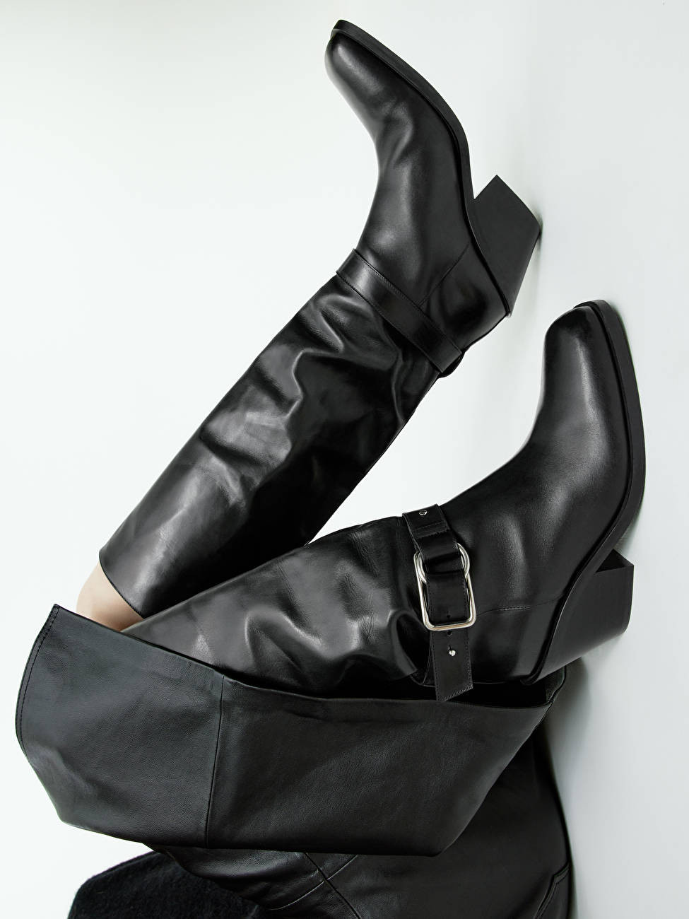 Bottes en cuir jusqu'au genou - Noir - Shoes - ARKET FR | ARKET (US&UK)