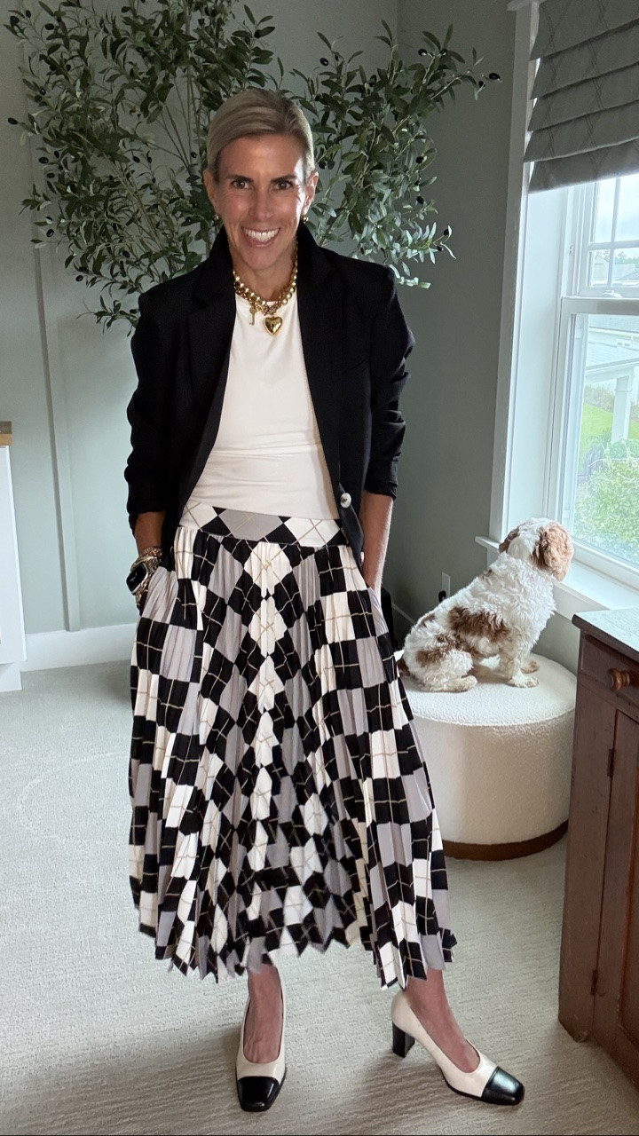 WOW. This oversized blazer and fabulous skirt are such a trendy yet polished look for work. It looks incredibly stylish but still not overdone with the oversized blazer. And the prices can’t be beat!  @Walmart #walmartpartner @walmartstyle