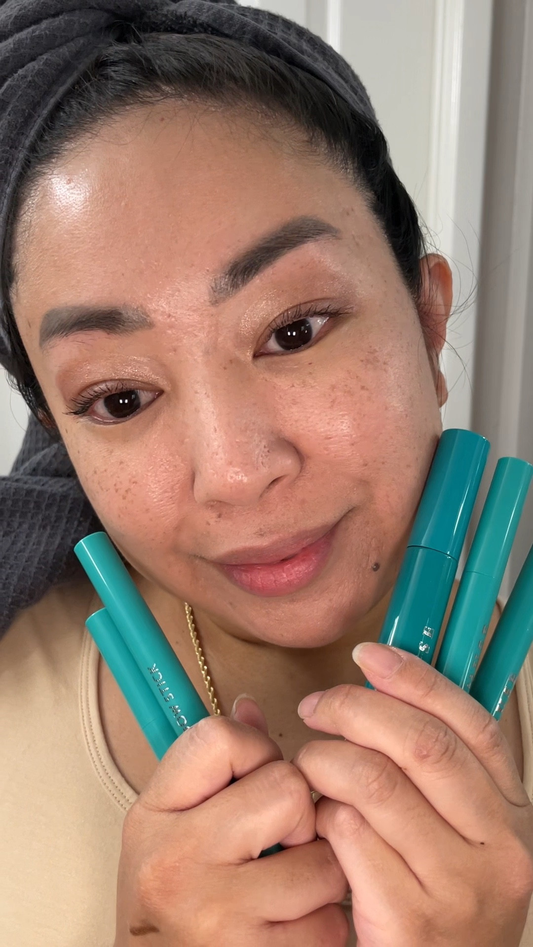 Quickly get ready with @kimusecosmetics 

✨Eyeshadow Stick Duo: Shimmer shades, long wearing, doesn’t crease

✨Liquid Lash Mascara: Long lasting, no raccoon eyes, no clumping, flaking or smudging

#Kimuse #EyeshadowStickDuo #LiquidLashMascara #Mascara #Makeup #KMakeup #KBeauty 

#LTKBeauty