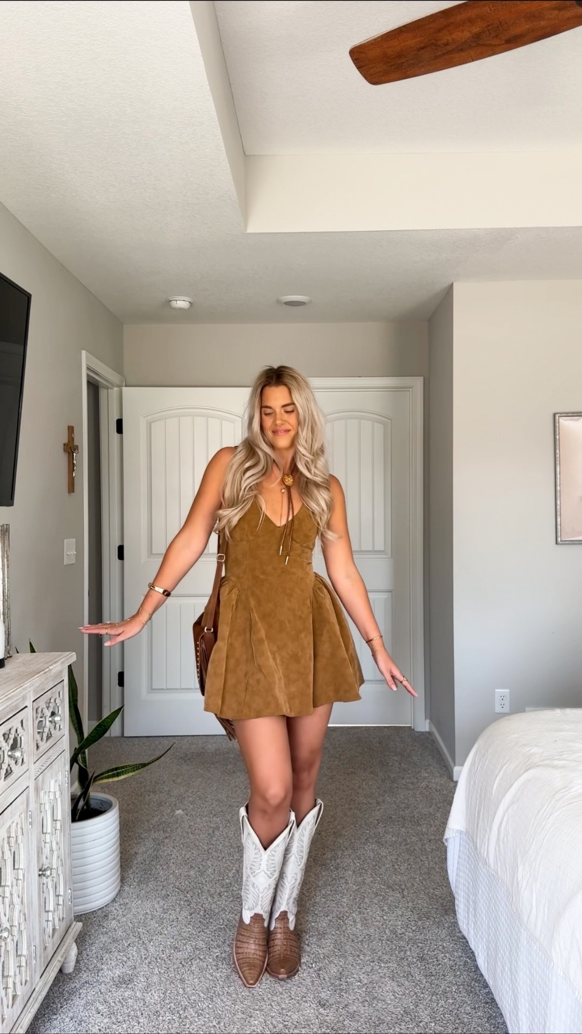 size XS in dress, i’m 5’10, true to size boots 


stagecoach / country concert / western fashion outfit inspo / cowgirl boots 

#LTKStyleTip #LTKFestival #LTKSeasonal