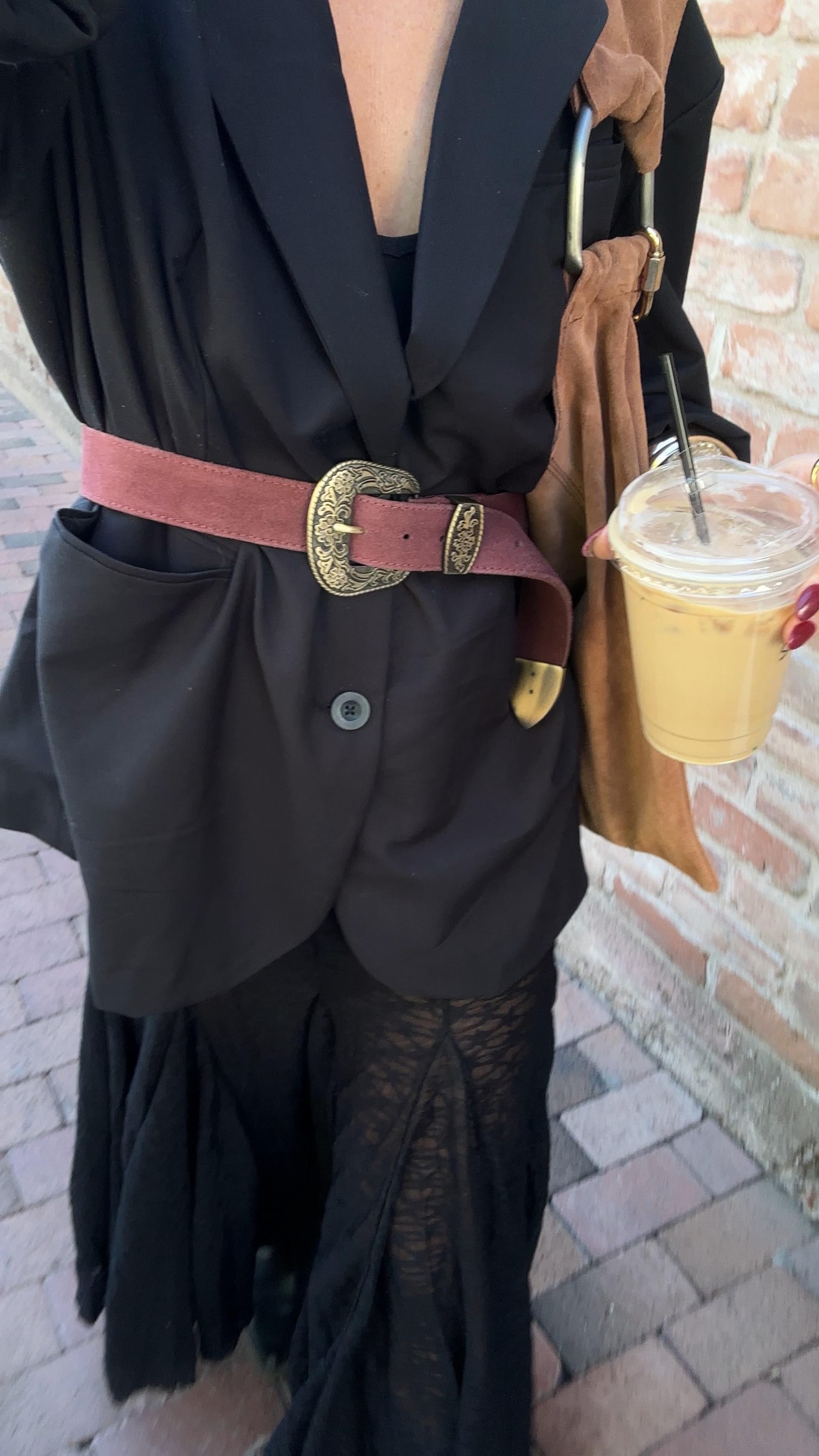 Today’s fall streetwear look! I’m wearing free people!
Free people oversized blazer 
Lace skirt 
Suede belt 


#LTKVideo #LTKHoliday #LTKSeasonal