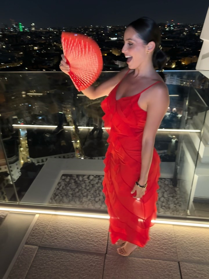 The main character of the night 💃🏻 
This beautiful red dress 😍❤️📍🪭in love.
 
El protagonista de la noche 💃🏻 este hermoso vestido rojo 😍❤️📍🪭 amooo 
.
.
.
#madrid #redress #nightout #grwm #outfitinspiration #ootd #stylish #elegant #trip #vacation #europe #lifestyle #red #sunfereStyle