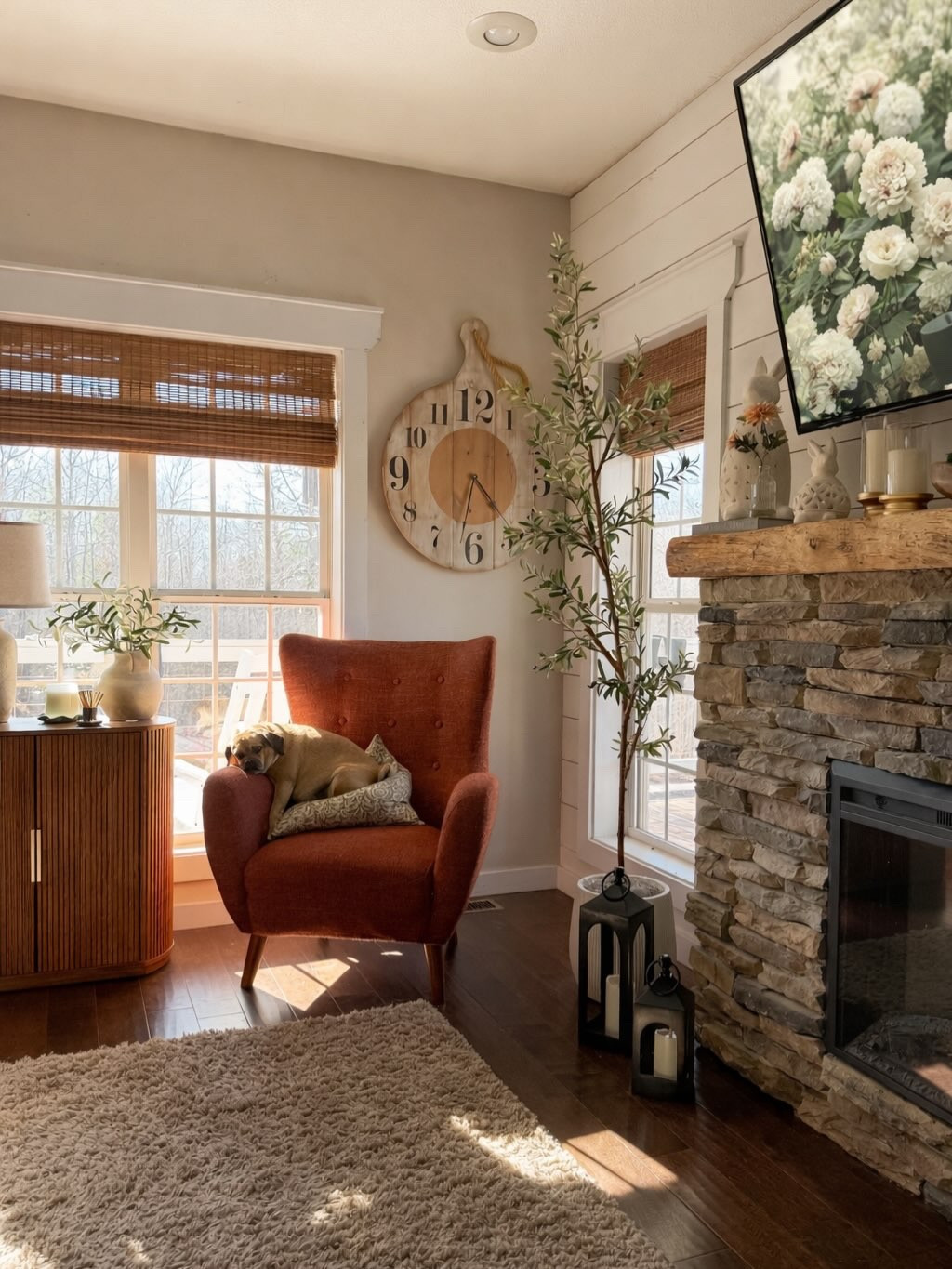 We love love loved the “extra” bit of sunlight last night after the time change. It was so pretty streaming in yesterday before the sun set. I know we lost an hour of sleep but getting it on the tail end of the day is so worth it. Loving the warmer temps too. Spring is knocking on the door friends! Lucy 🐾 and I are ready. Happy Monday friends 💕🐰🌿🌸

#spring #springdecor #betterhomesandgardens #livingroomideas #halltree