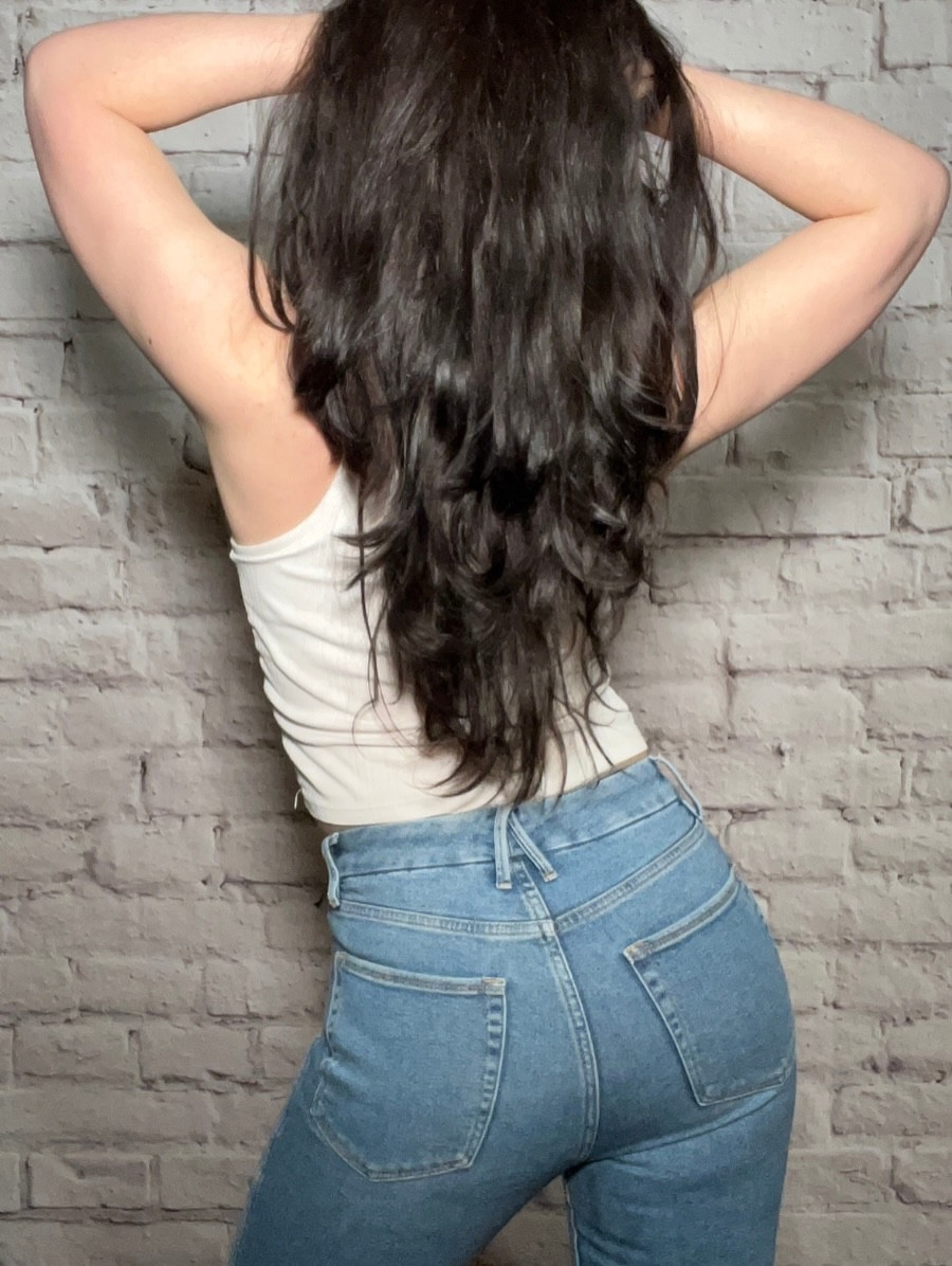 she’s probably the baby girl next door in her white tank and blue jeans 🩵 

no filter, no performance, just her ✨ the girl who shows up as herself and never apologizes for it

🩵 the simplest version of her is still the most magnetic one

hair by @sabitvrzivoli at @sabitvsalon 

#thebananniediaries #highwaistjeans @vspink @goodamerican #classicoutfits #whitetankandjeans