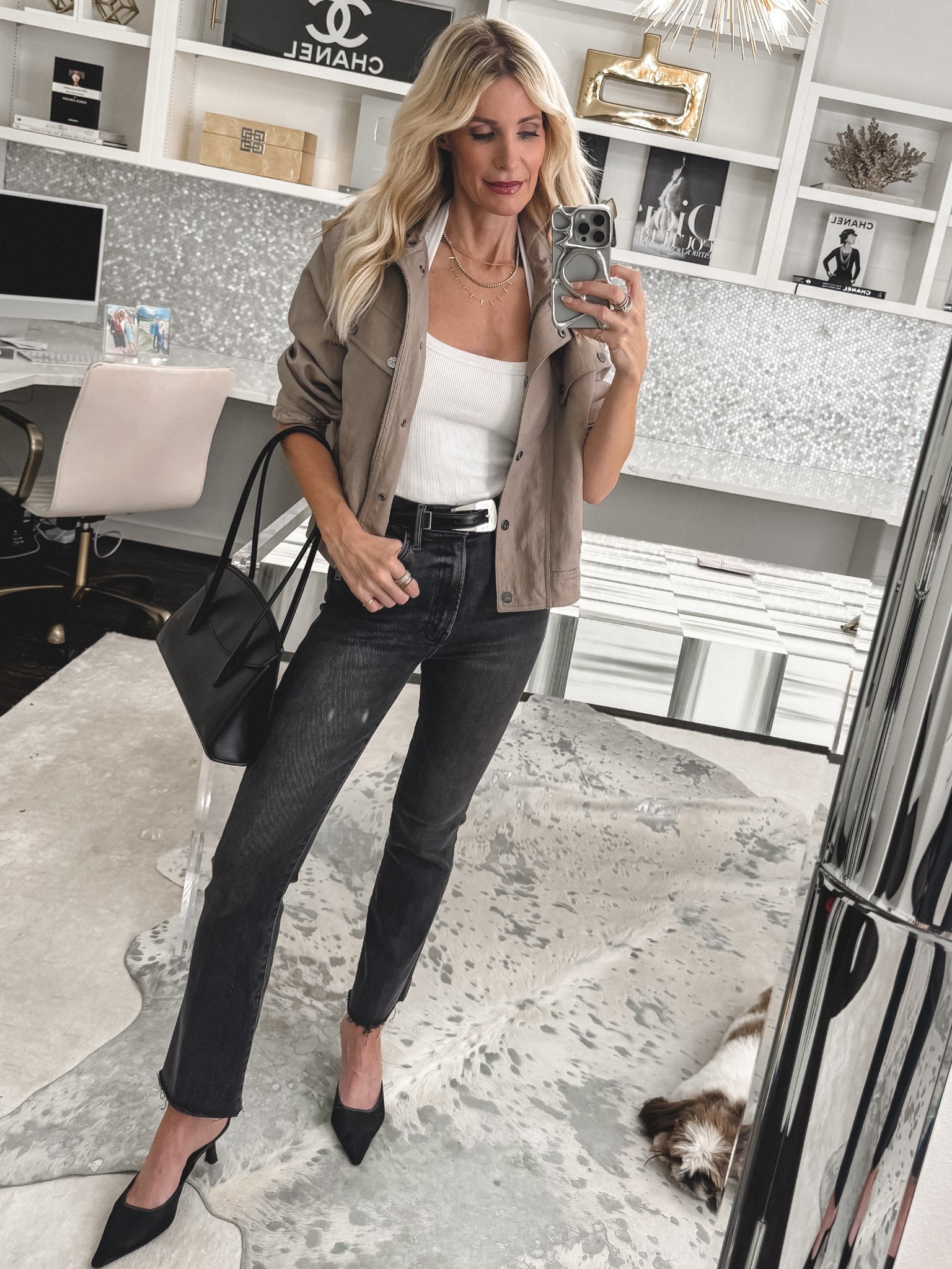 If you want a jean that’s slimming and comfortable, let me show you me go-to going out jeans! I wear these Mother jeans on repeat because they hold you in, lift in all the right places, and still feel great all night or all day long. Styled with an easy jacket for a polished but relaxed outfit of the day.
I'm wearing a size 24 and I find the fit true to size.  

 

#LTKootd #LTKSeasonal #LTKOver40